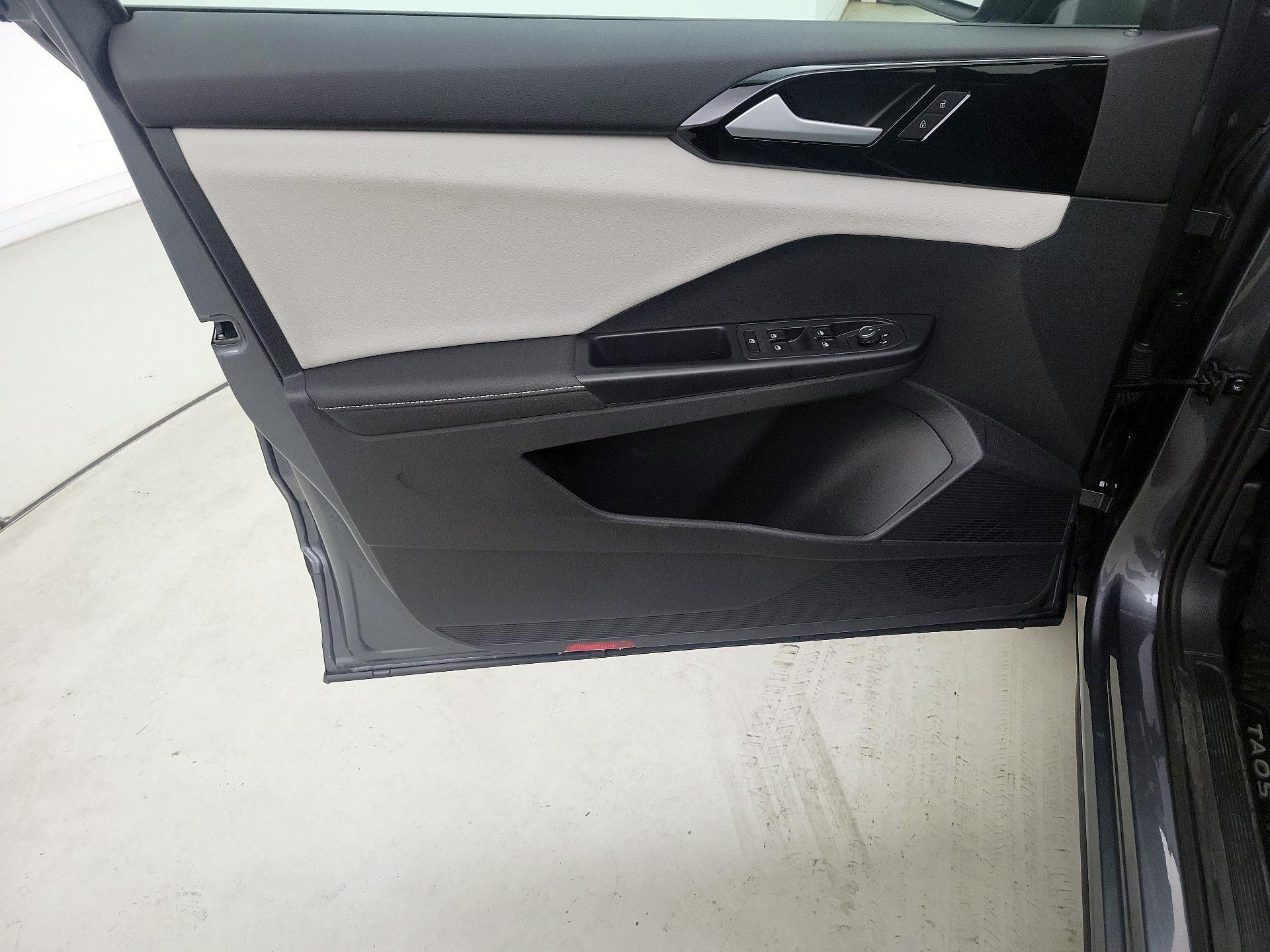 Thumbnail: 2025 Volkswagen Taos - 12