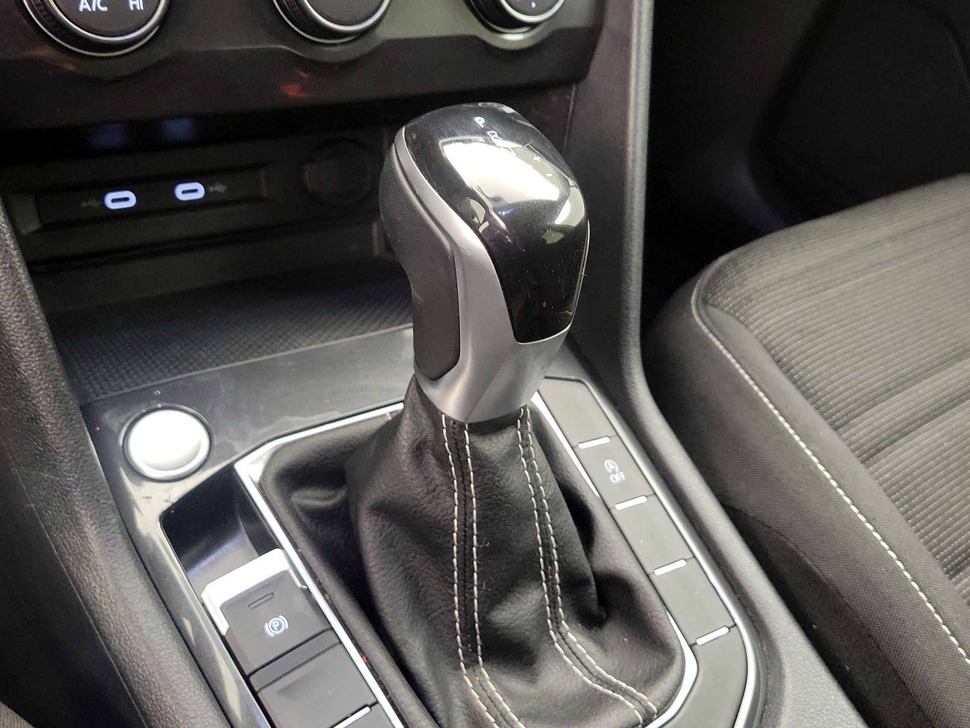 Thumbnail: 2022 Volkswagen Tiguan - 17