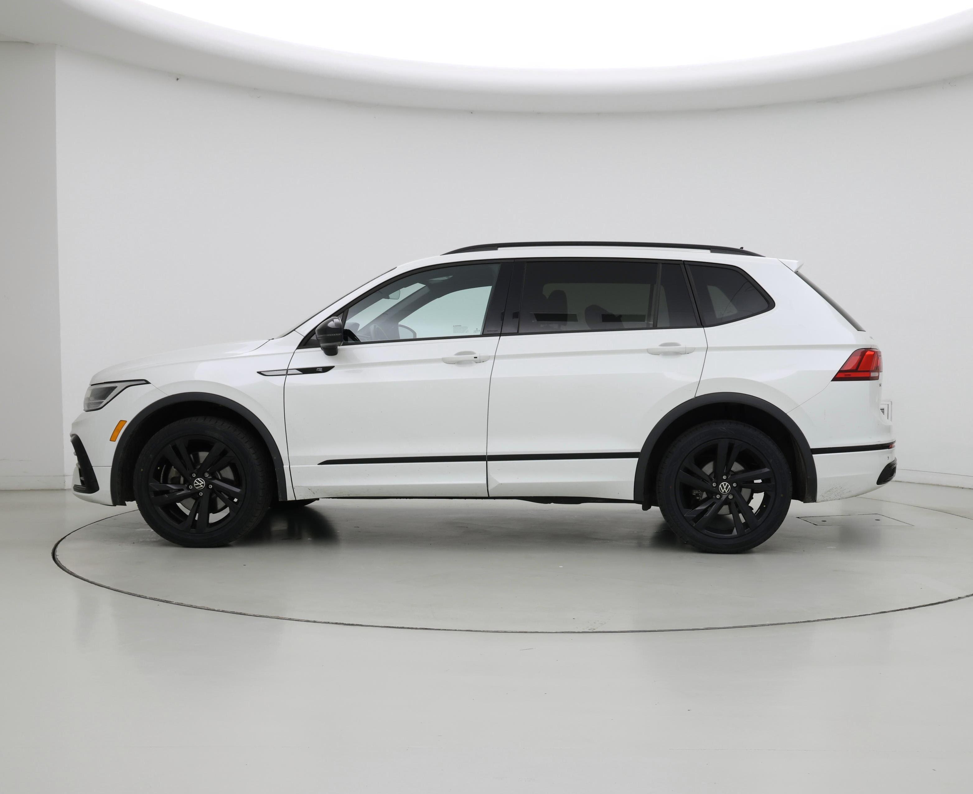 Thumbnail: 2023 Volkswagen Tiguan - 3