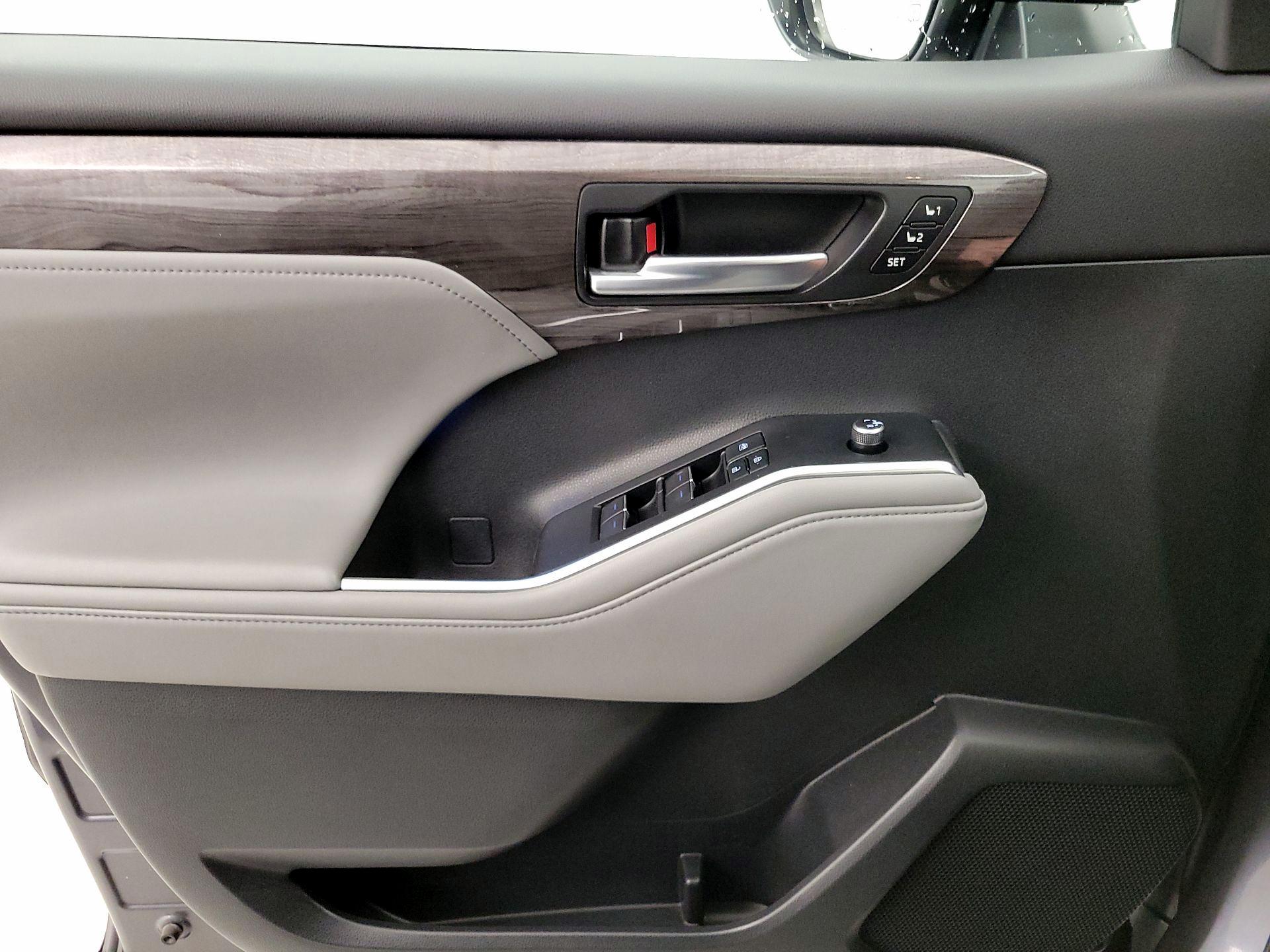 Thumbnail: 2021 Toyota Highlander - 12