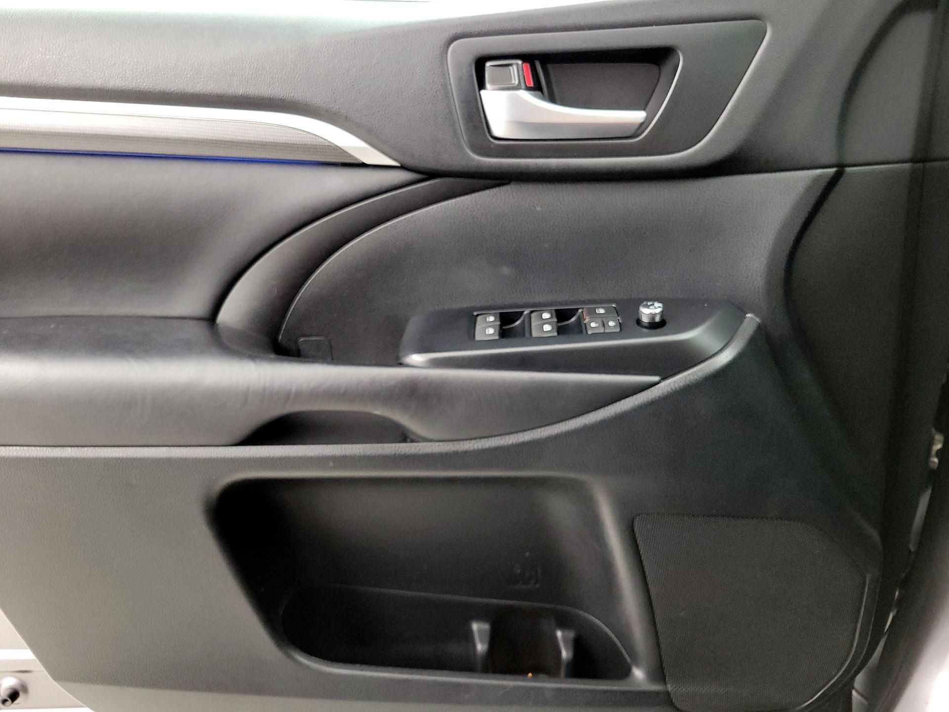 Thumbnail: 2019 Toyota Highlander - 12