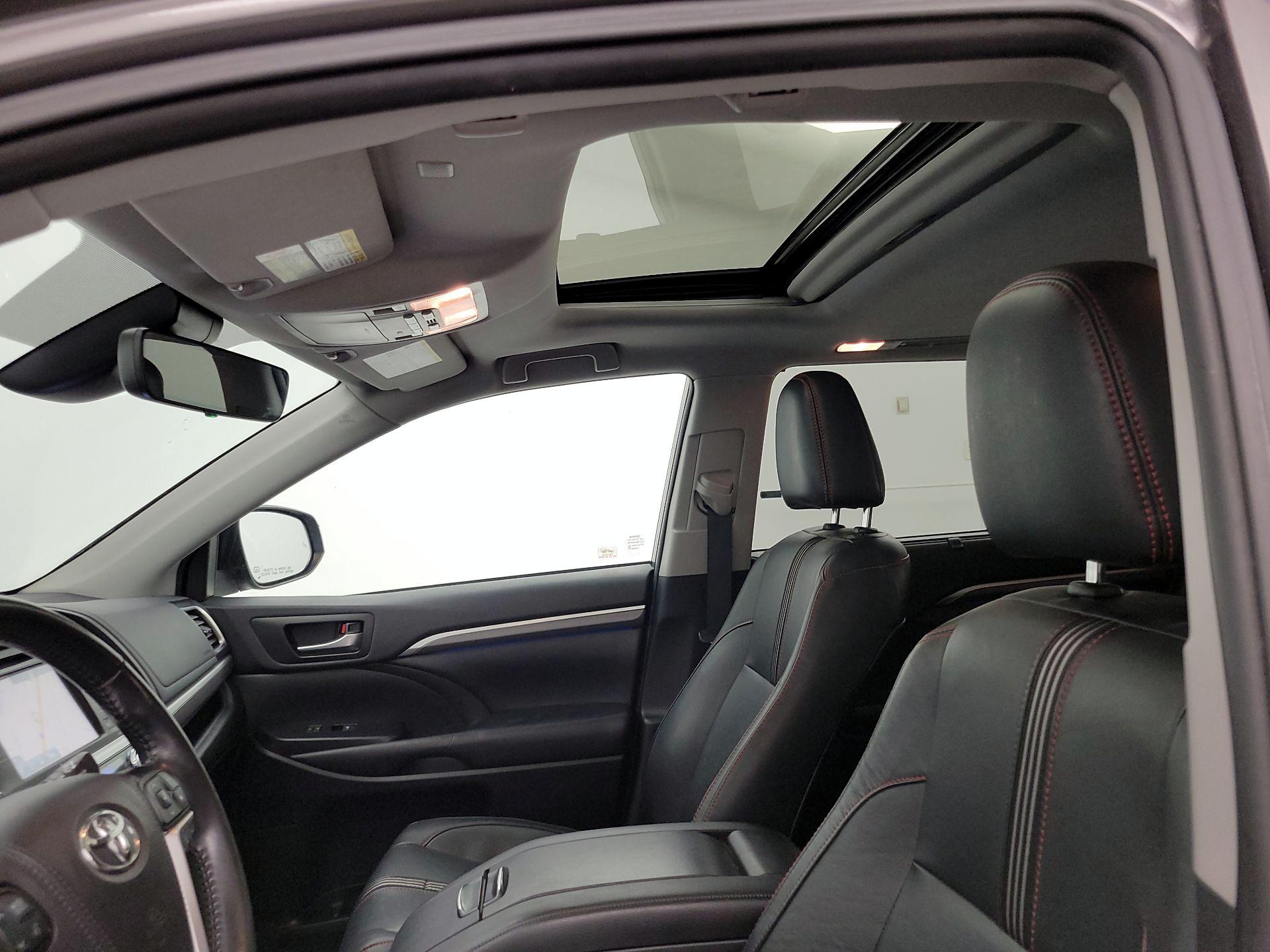 Thumbnail: 2019 Toyota Highlander - 20