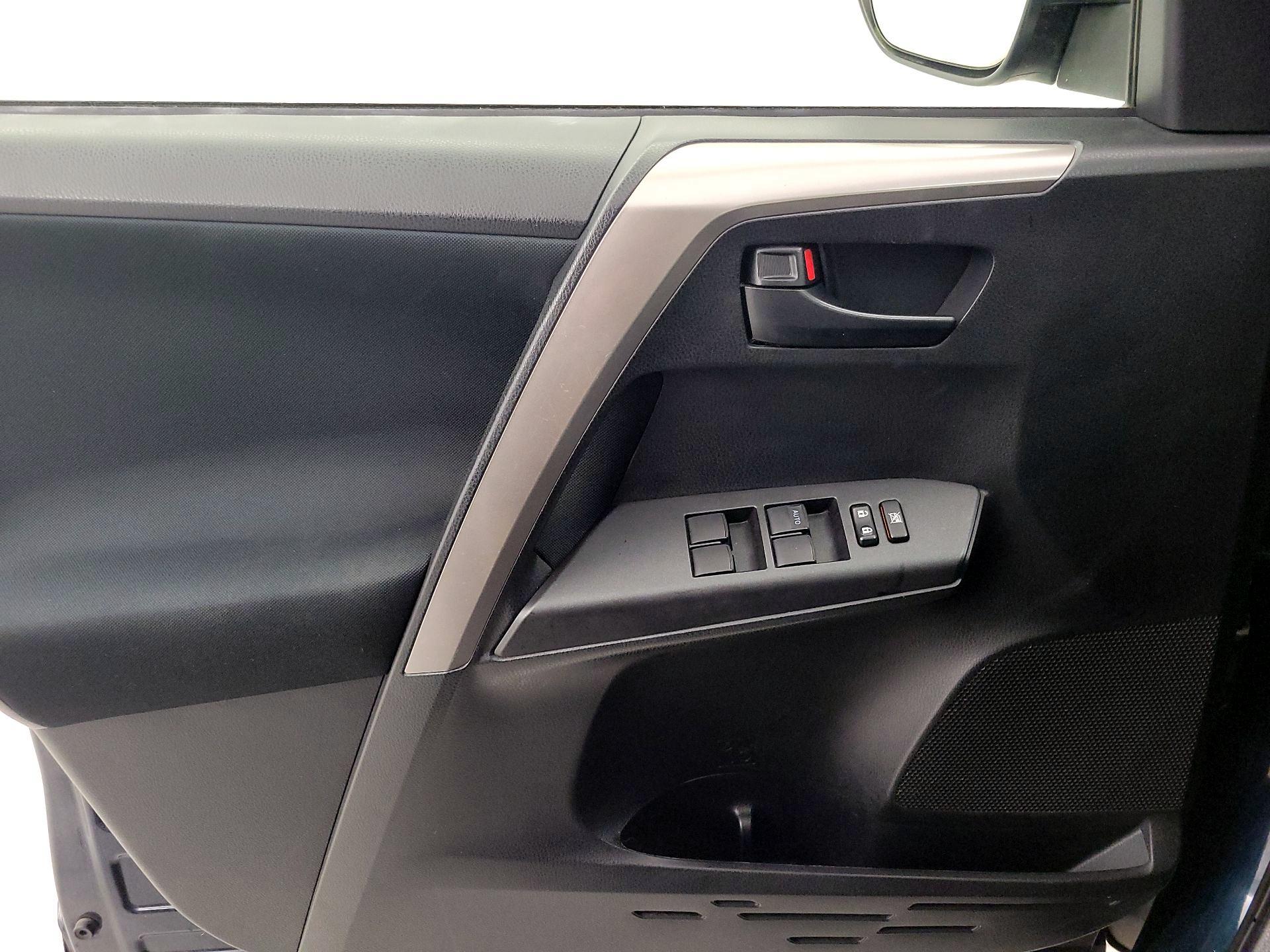 Thumbnail: 2018 Toyota RAV4 - 12