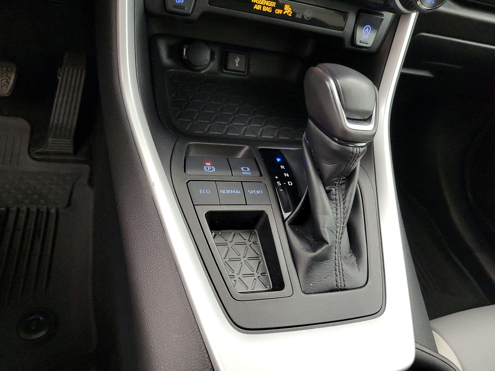 Thumbnail: 2021 Toyota RAV4 - 17