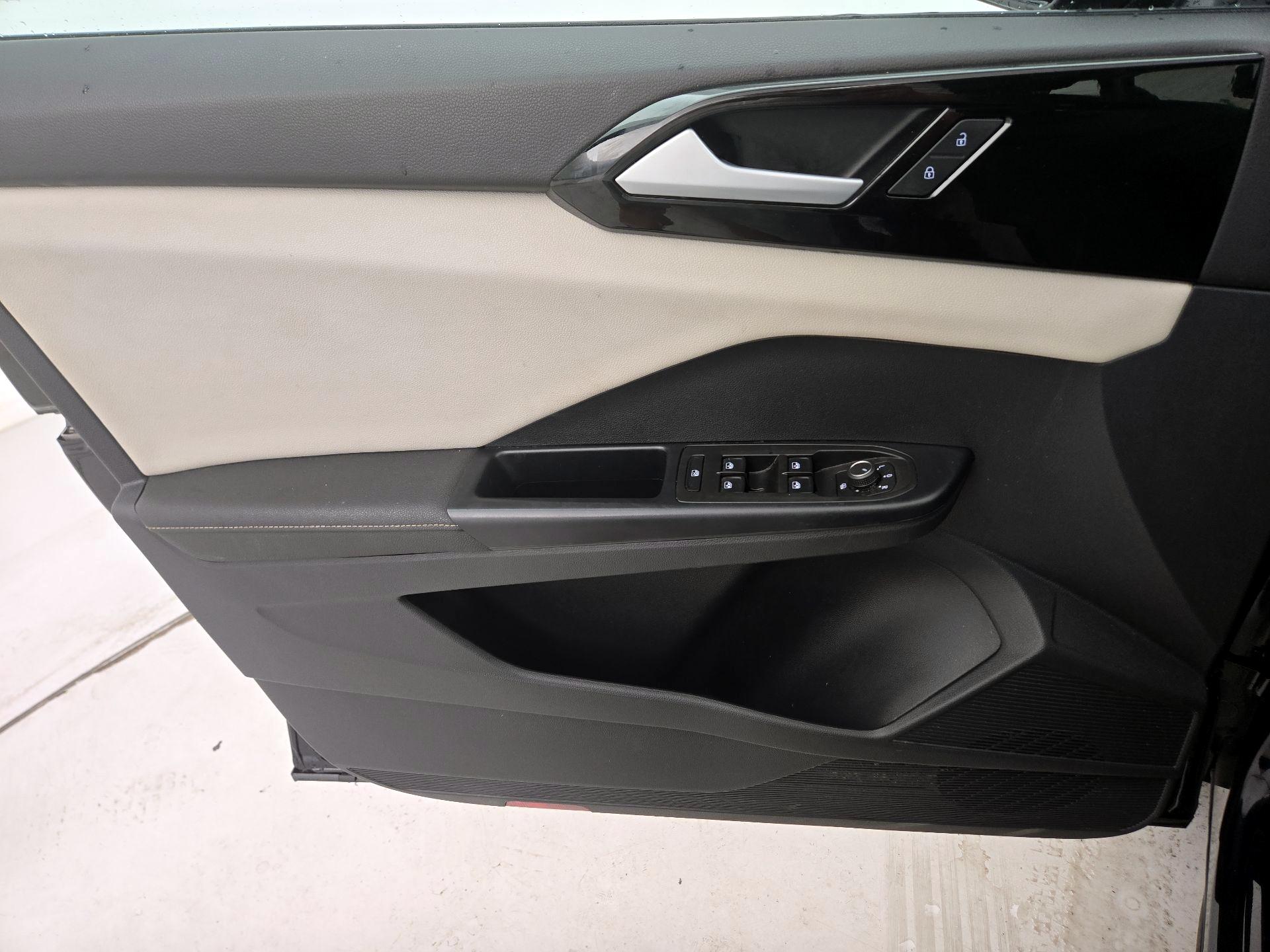 Thumbnail: 2025 Volkswagen Taos - 12