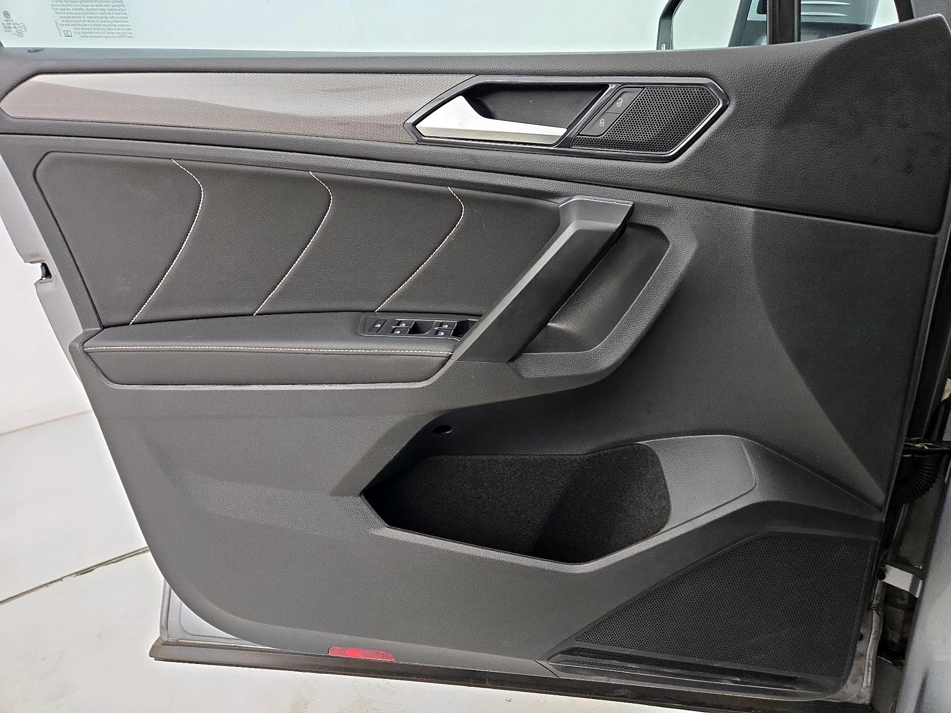 Thumbnail: 2023 Volkswagen Tiguan - 12