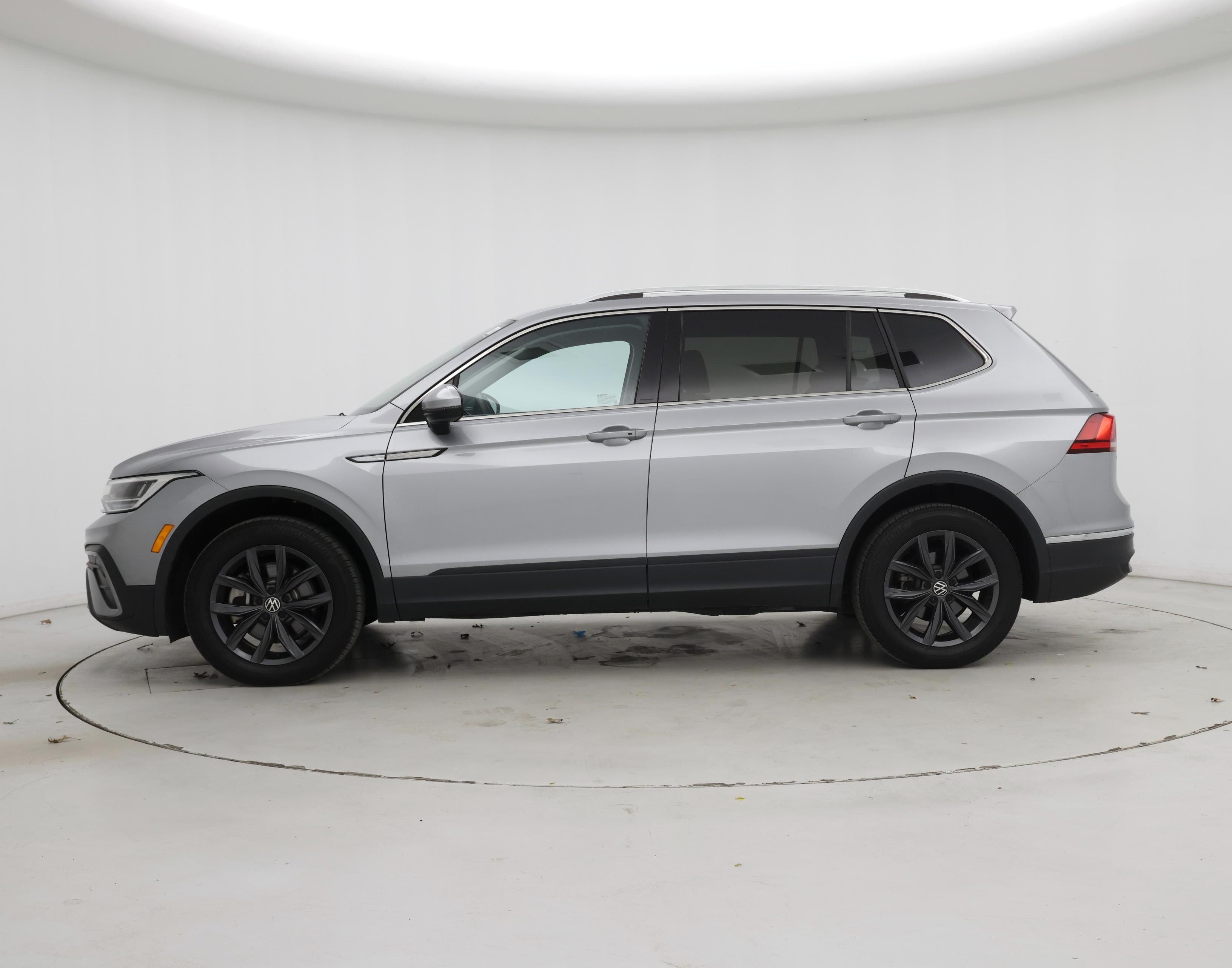 Thumbnail: 2023 Volkswagen Tiguan - 3