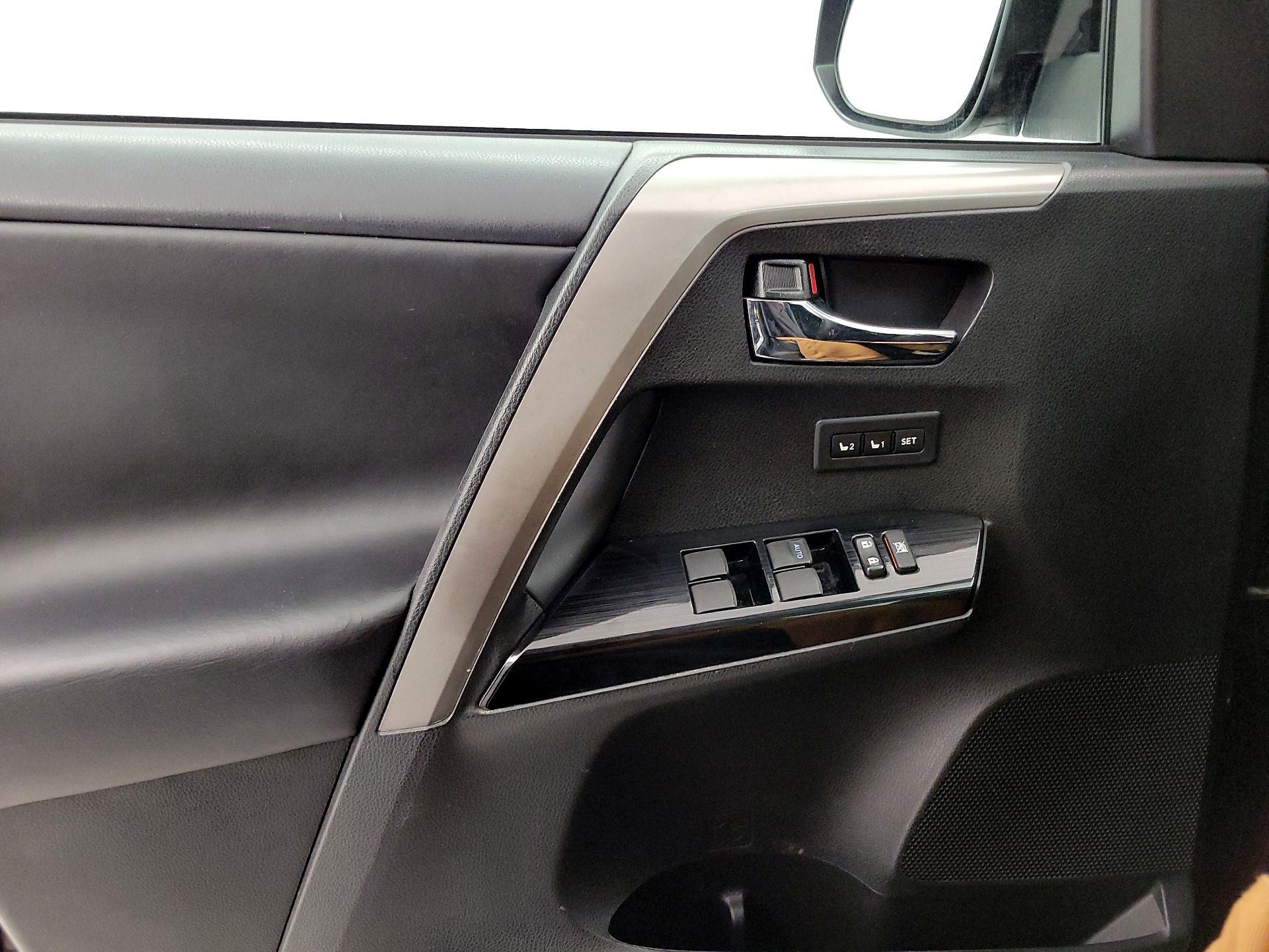 Thumbnail: 2018 Toyota RAV4 - 12