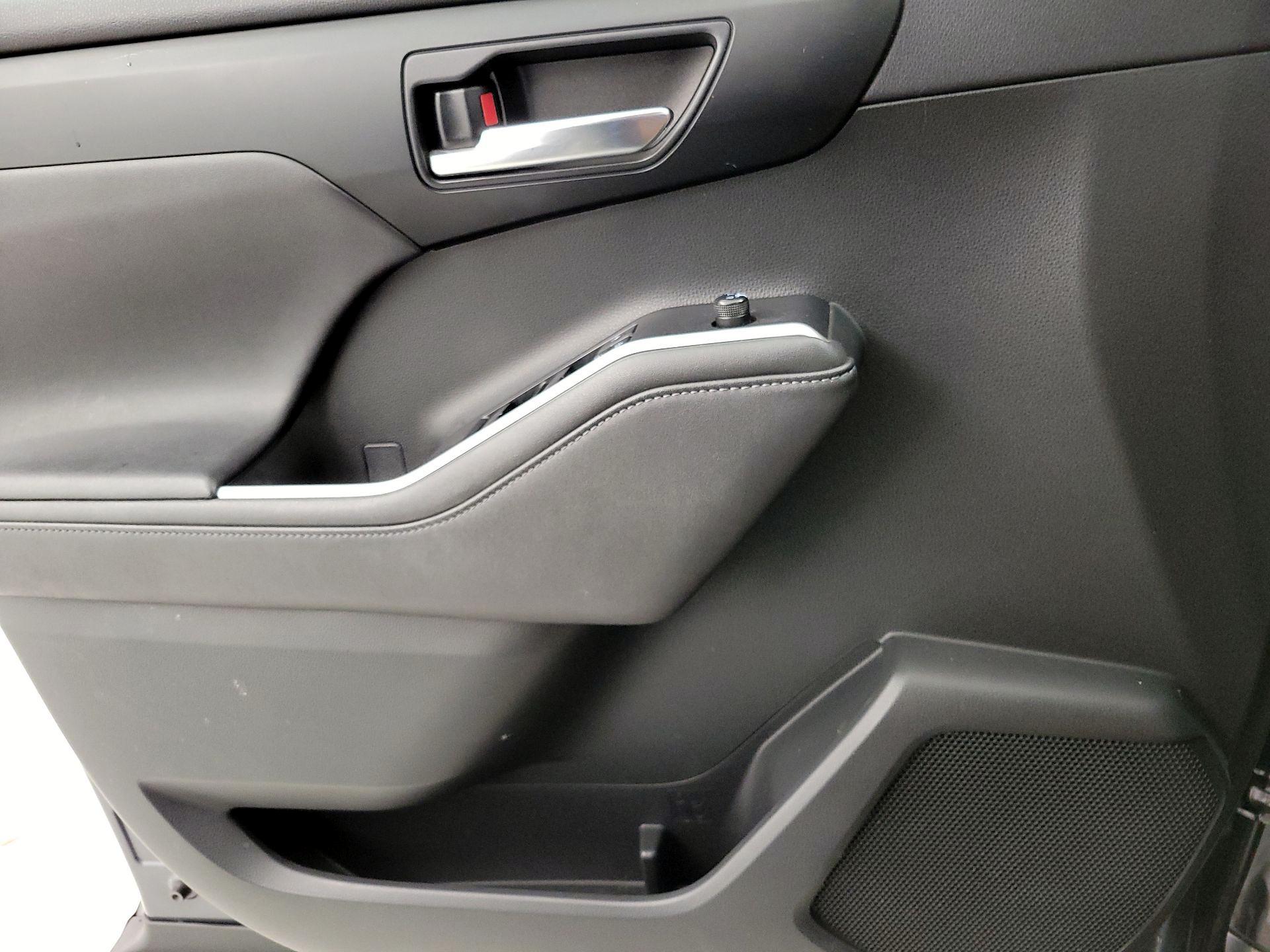 Thumbnail: 2020 Toyota Highlander - 12