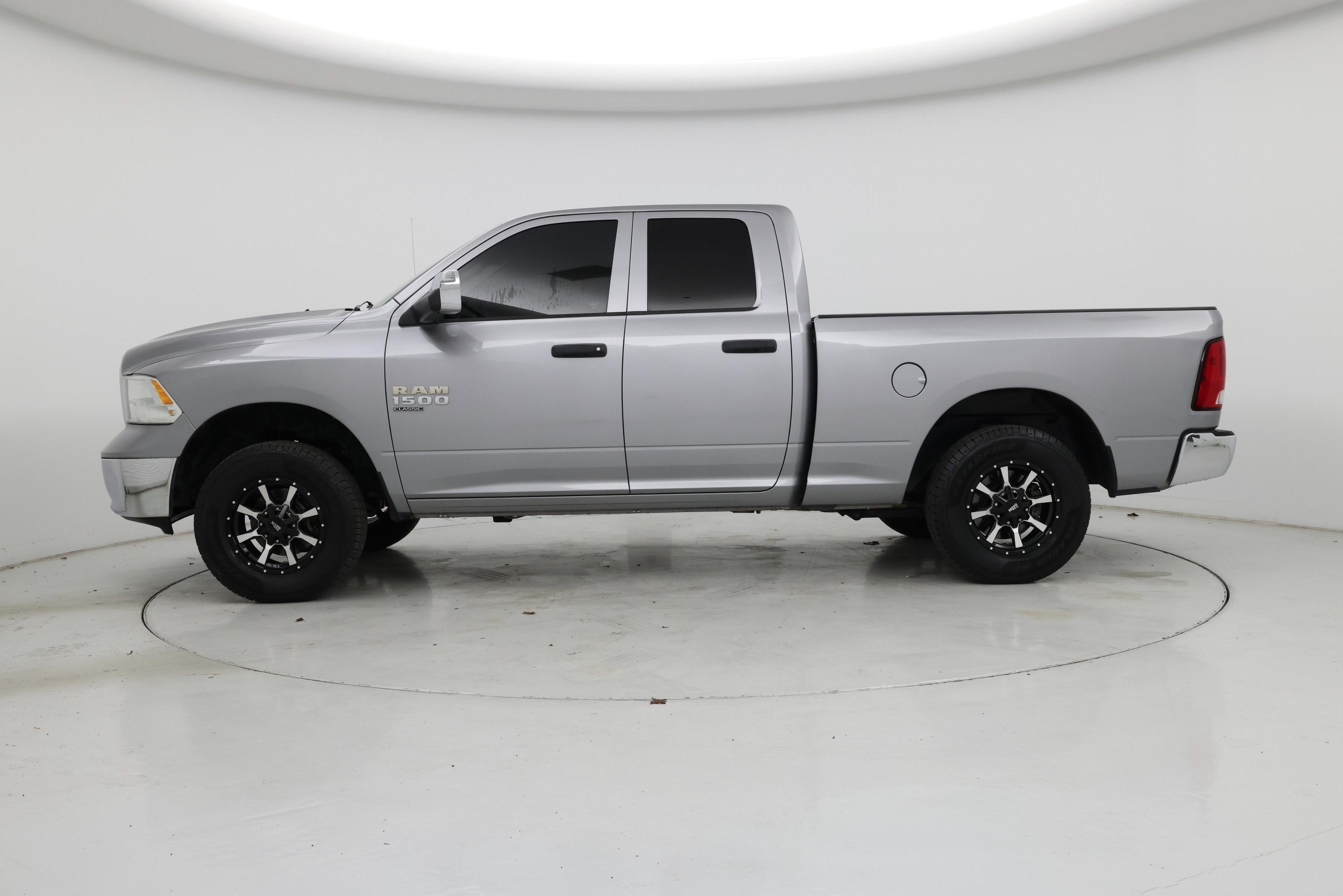 Thumbnail: 2019 RAM 1500 Classic - 3