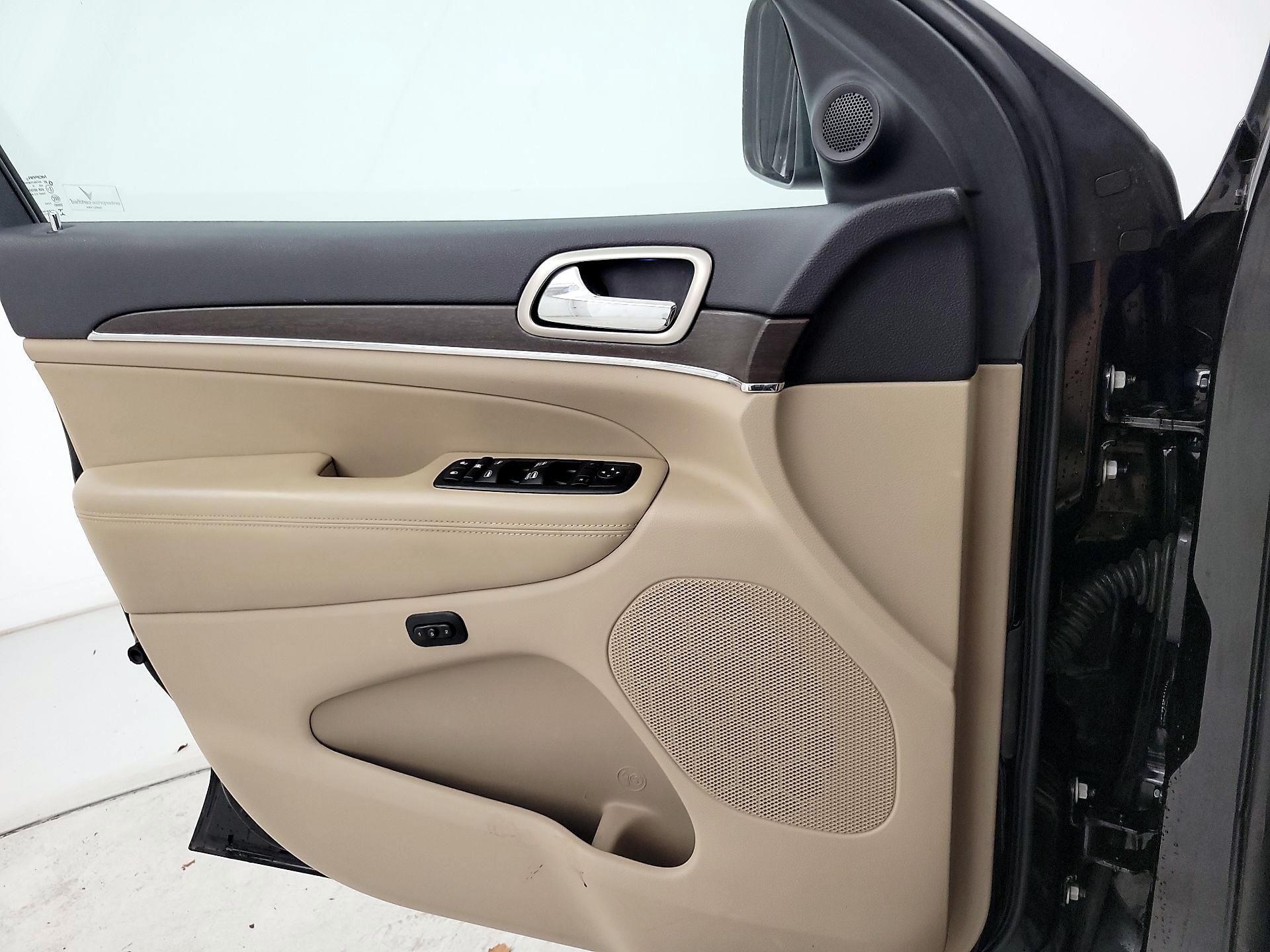 Thumbnail: 2016 Jeep Grand Cherokee - 12