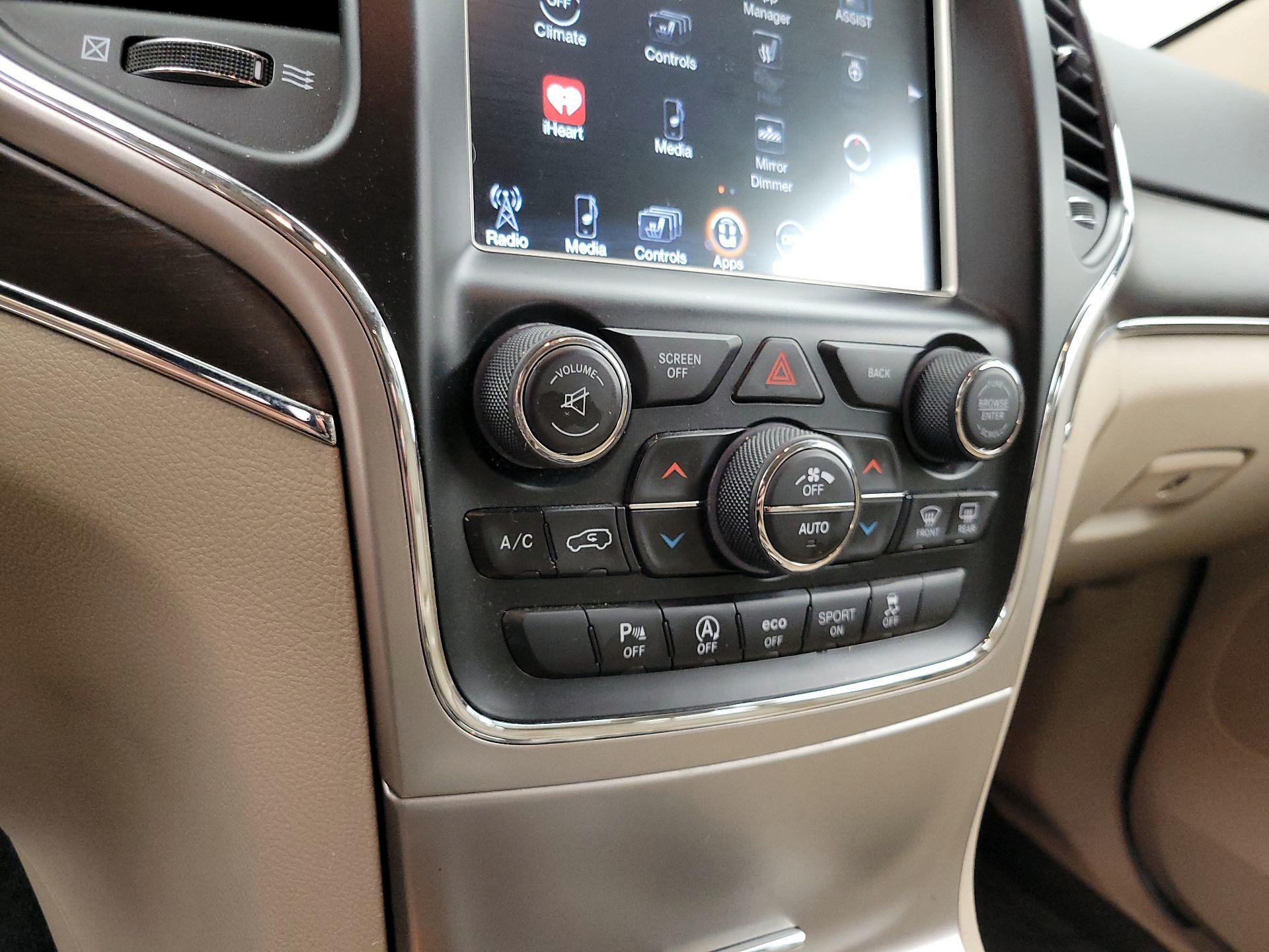 Thumbnail: 2016 Jeep Grand Cherokee - 17