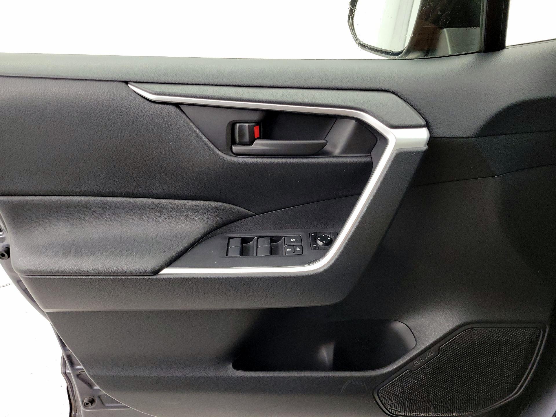 Thumbnail: 2019 Toyota RAV4 - 12