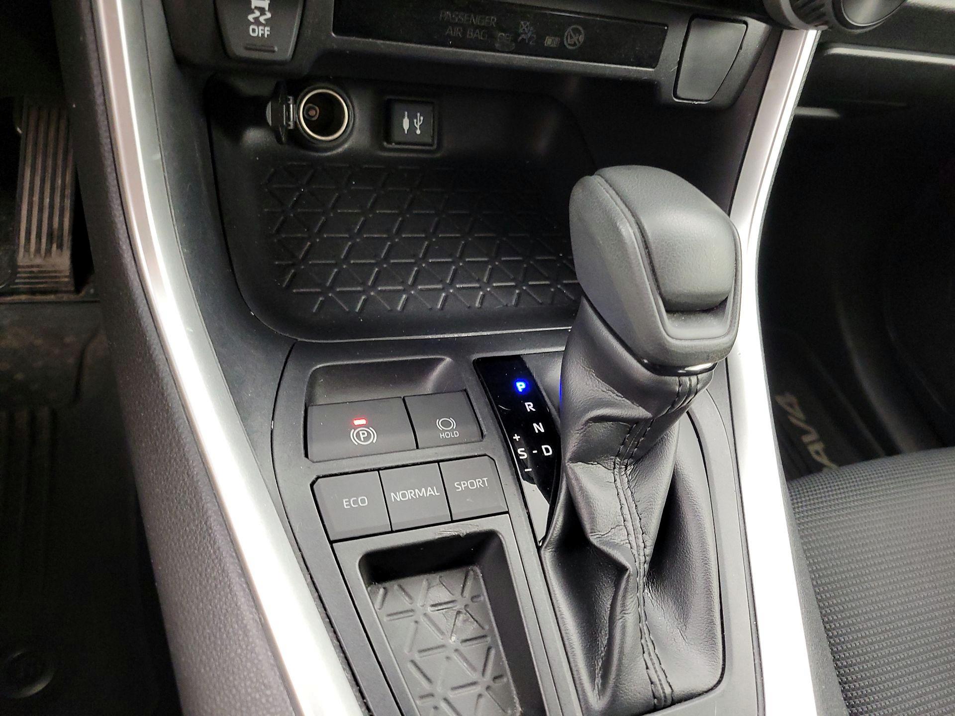 Thumbnail: 2019 Toyota RAV4 - 17