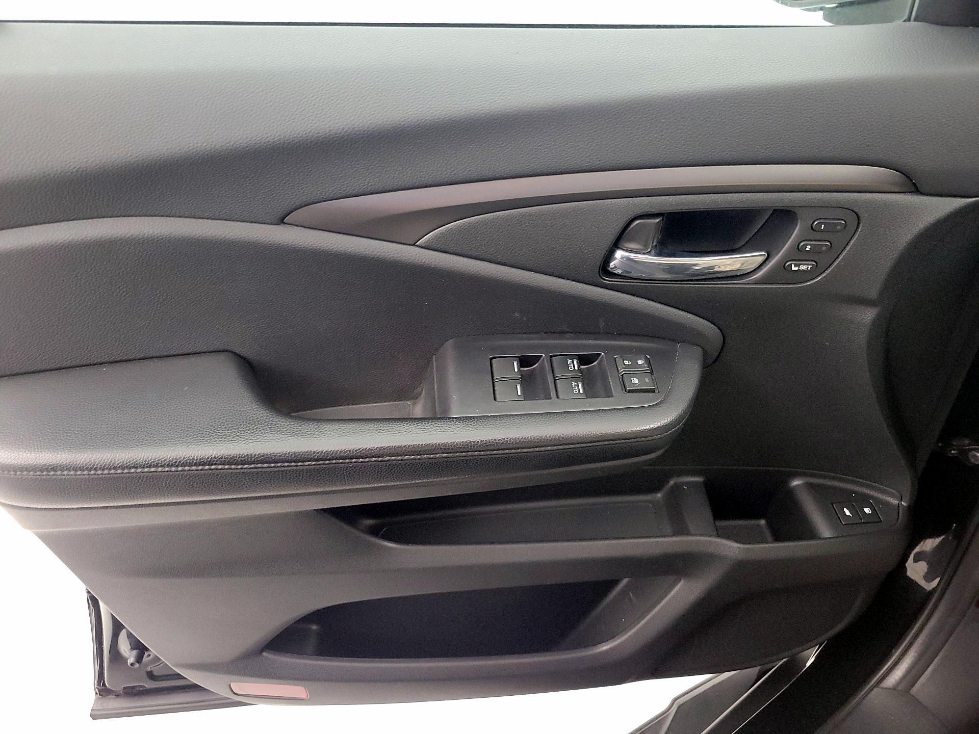 Thumbnail: 2019 Honda Pilot - 12