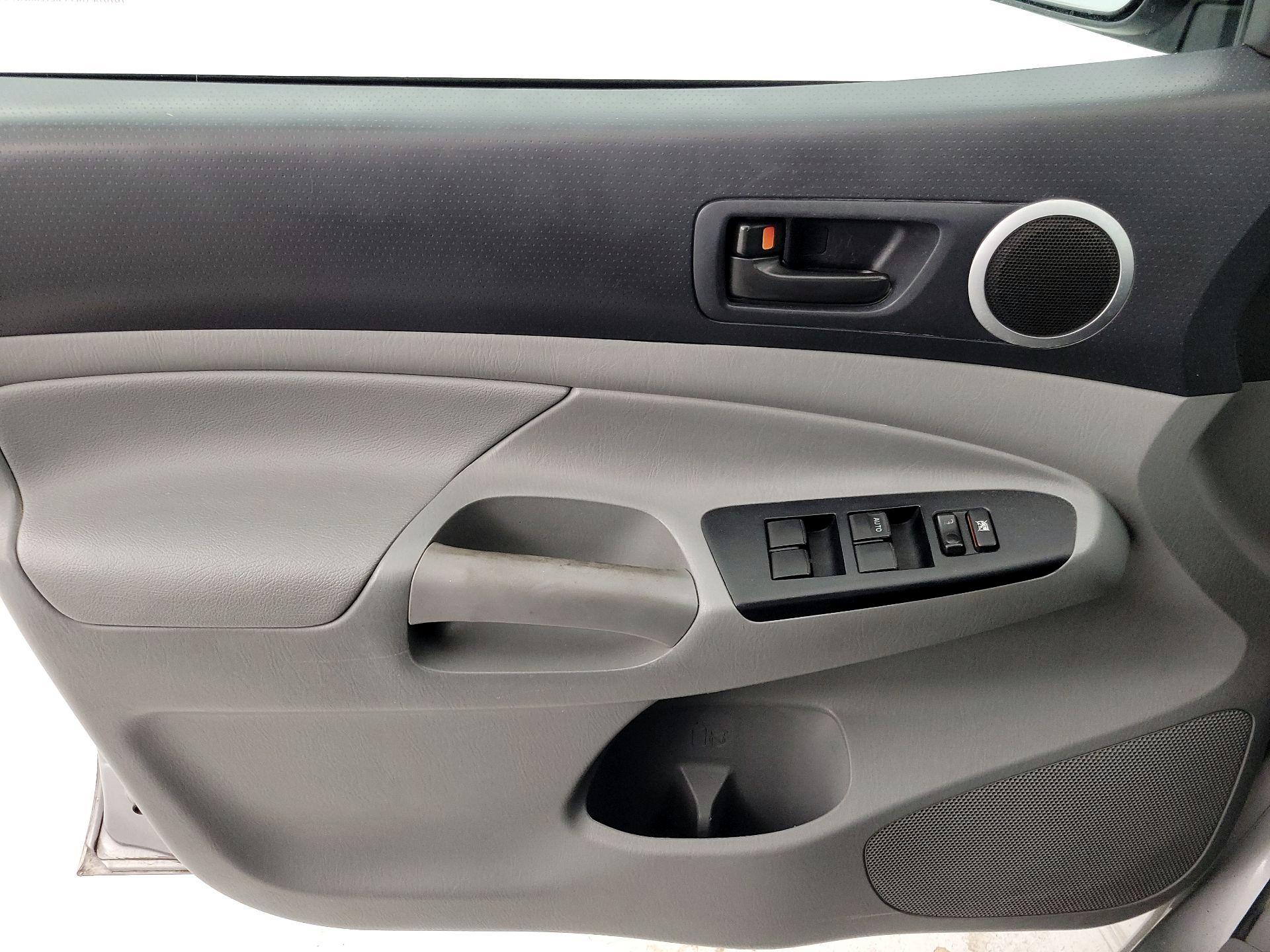 Thumbnail: 2014 Toyota Tacoma - 12