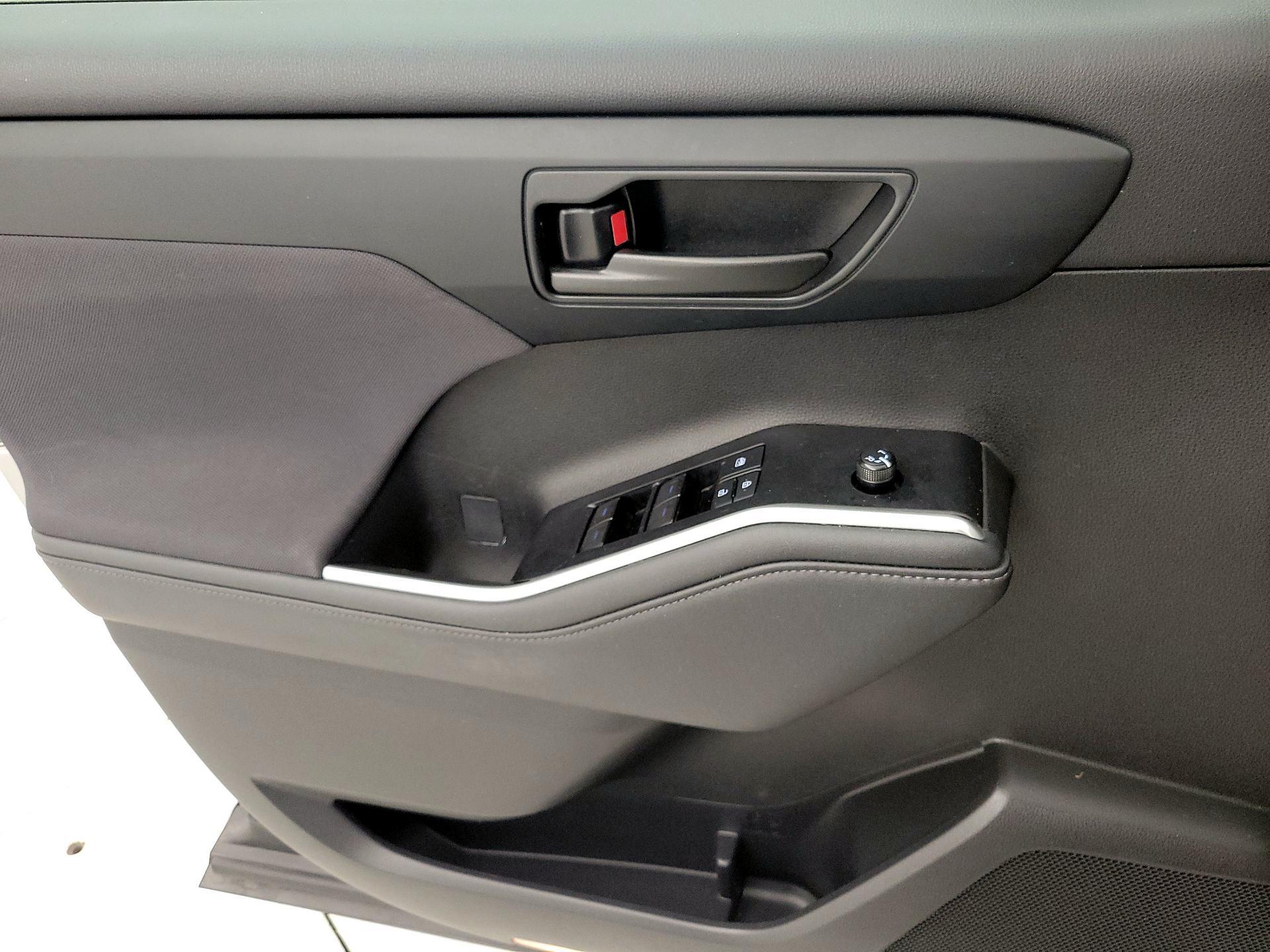 Thumbnail: 2021 Toyota Highlander - 12