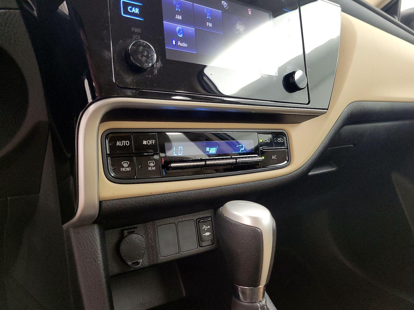 2017 Toyota Corolla LE - Photo 17