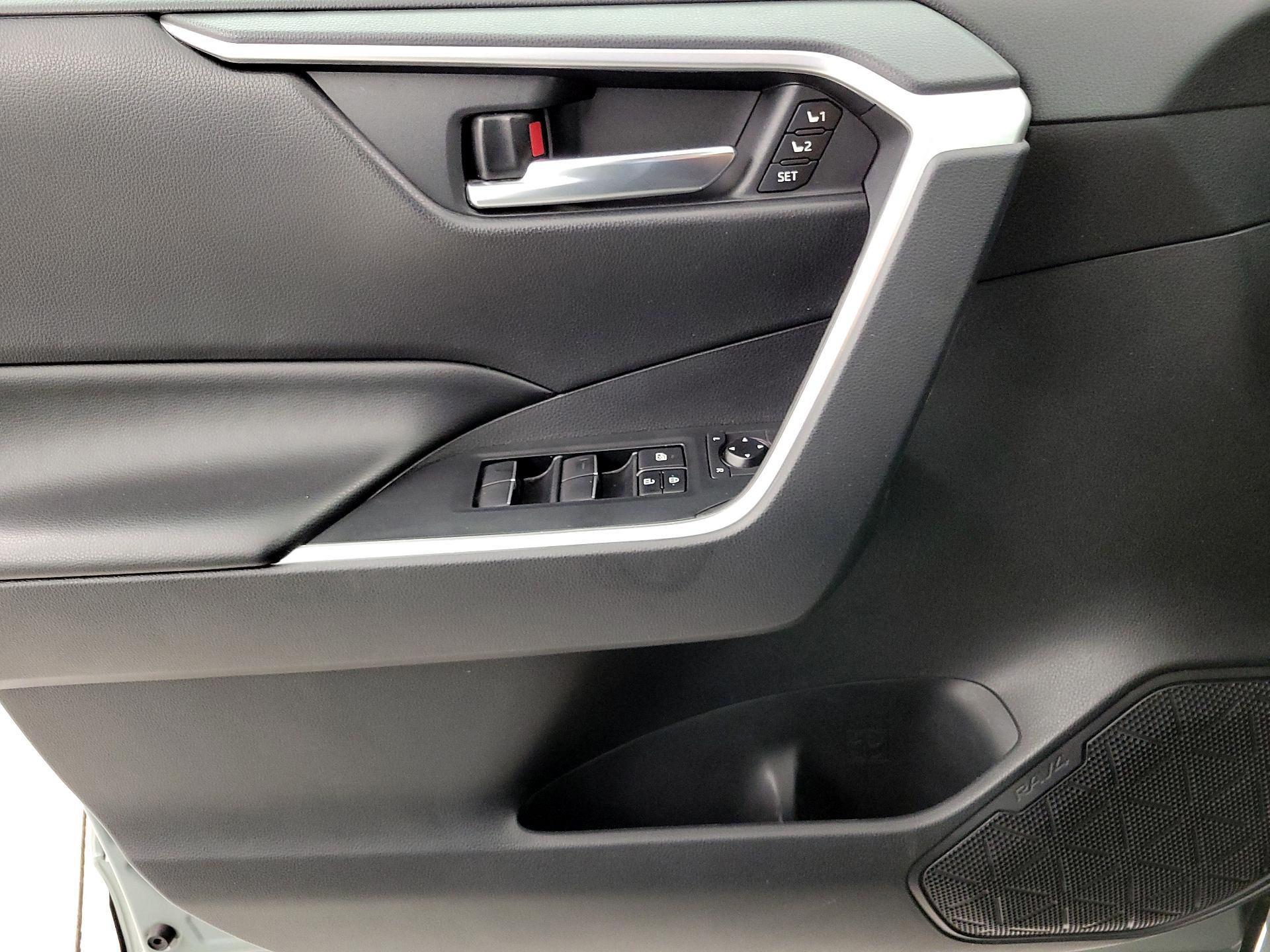 Thumbnail: 2019 Toyota RAV4 - 12