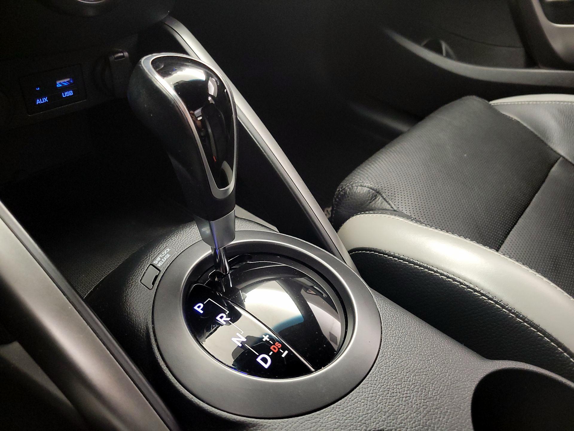 Thumbnail: 2016 Hyundai Veloster - 17