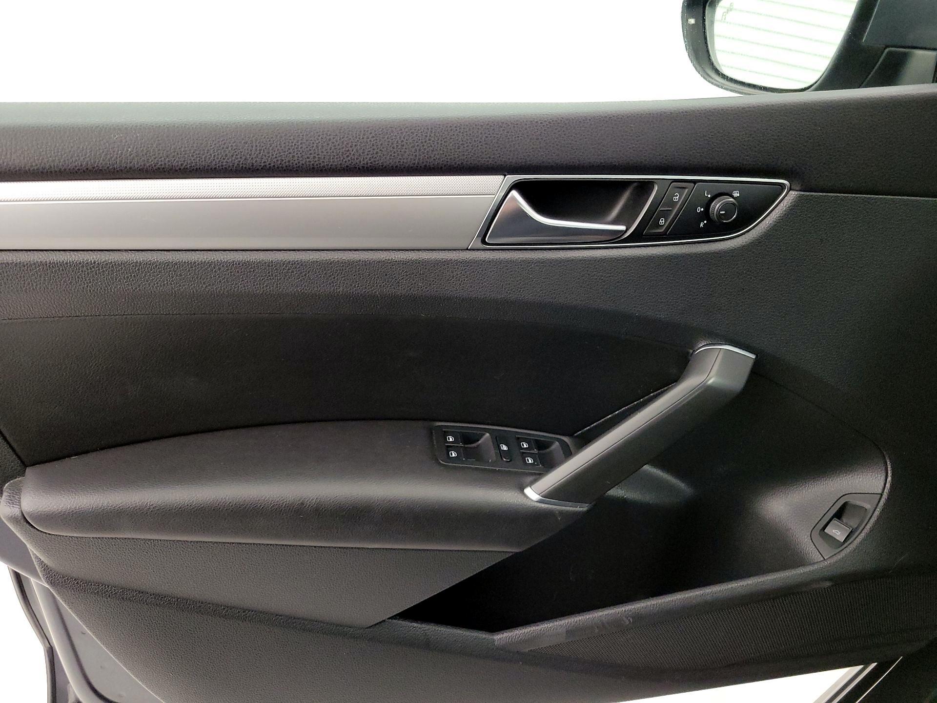 Thumbnail: 2019 Volkswagen Passat - 12