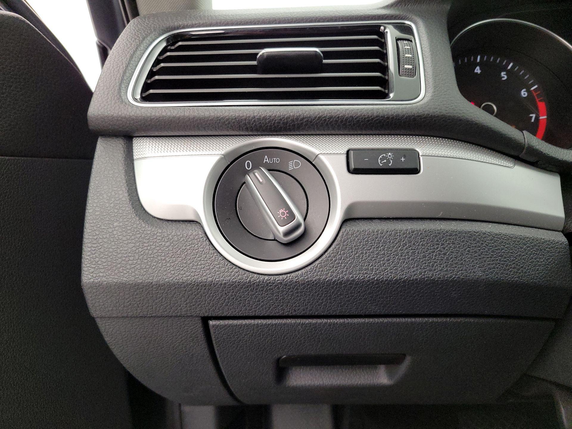 Thumbnail: 2019 Volkswagen Passat - 13