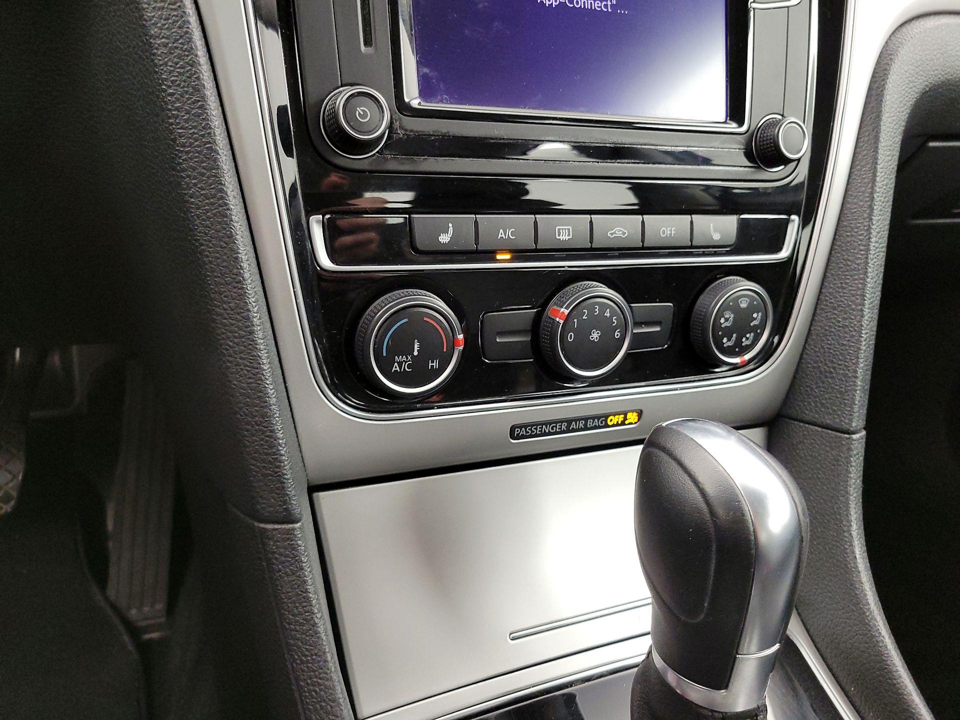 Thumbnail: 2019 Volkswagen Passat - 16