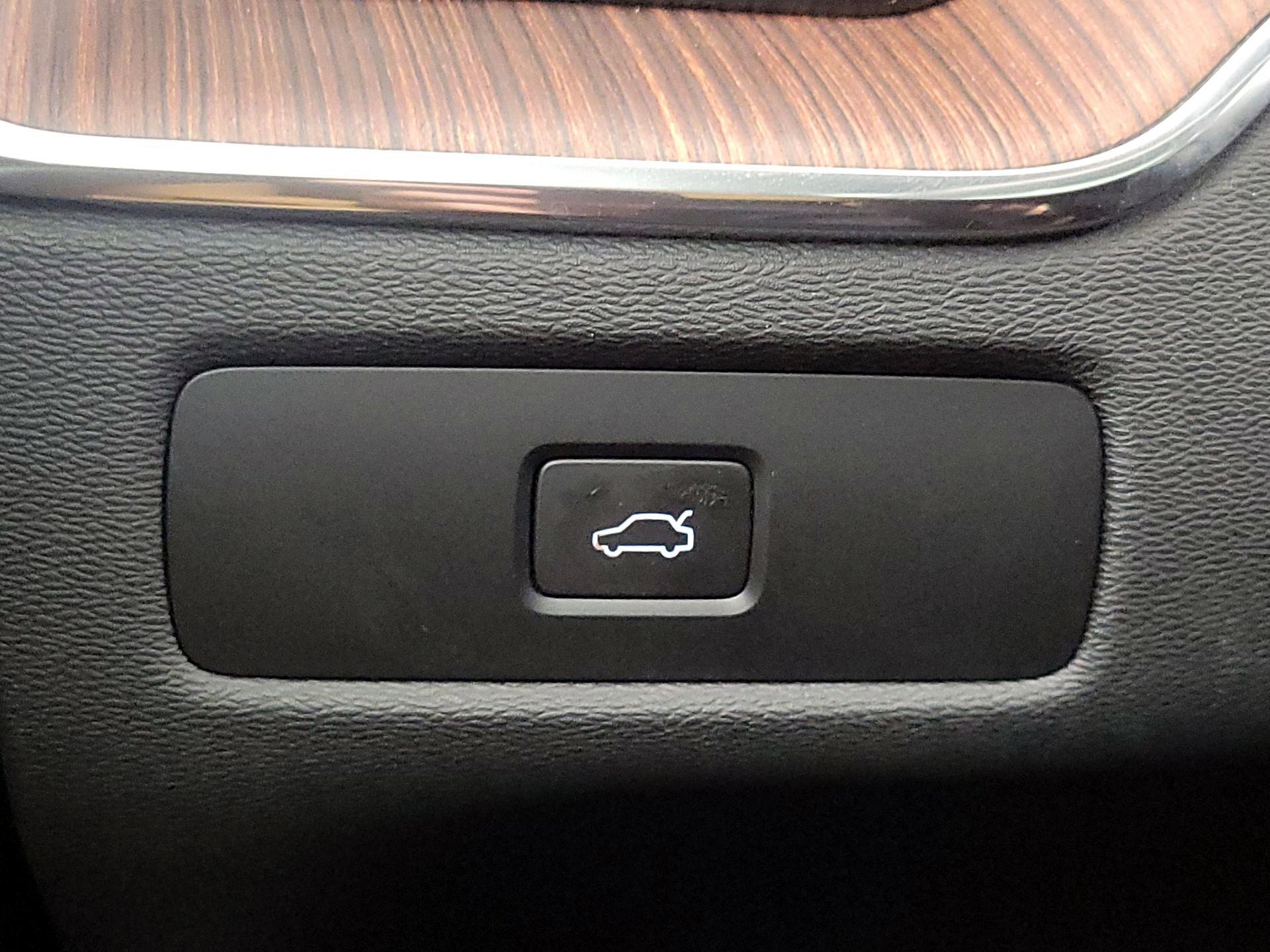 Thumbnail: 2023 Volvo XC60 - 13