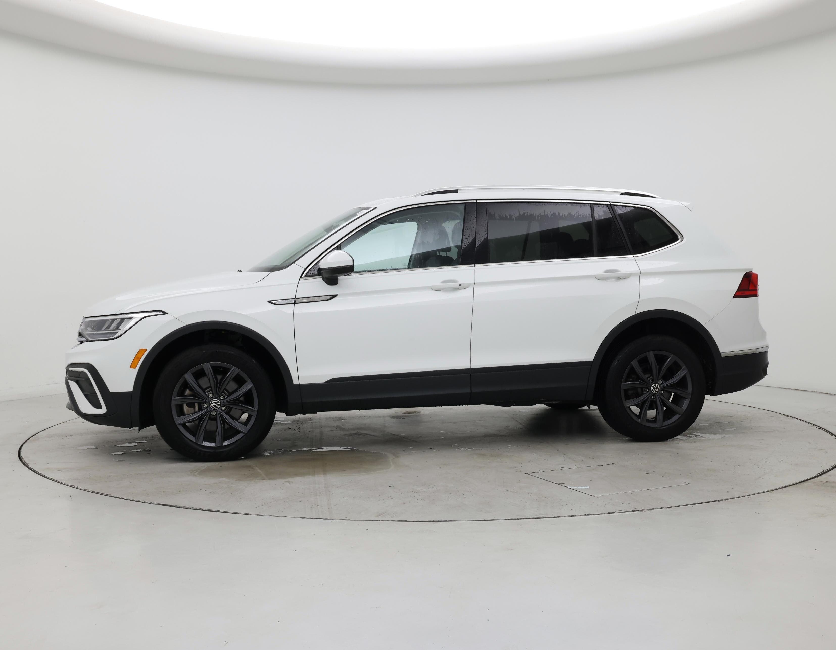 Thumbnail: 2022 Volkswagen Tiguan - 3