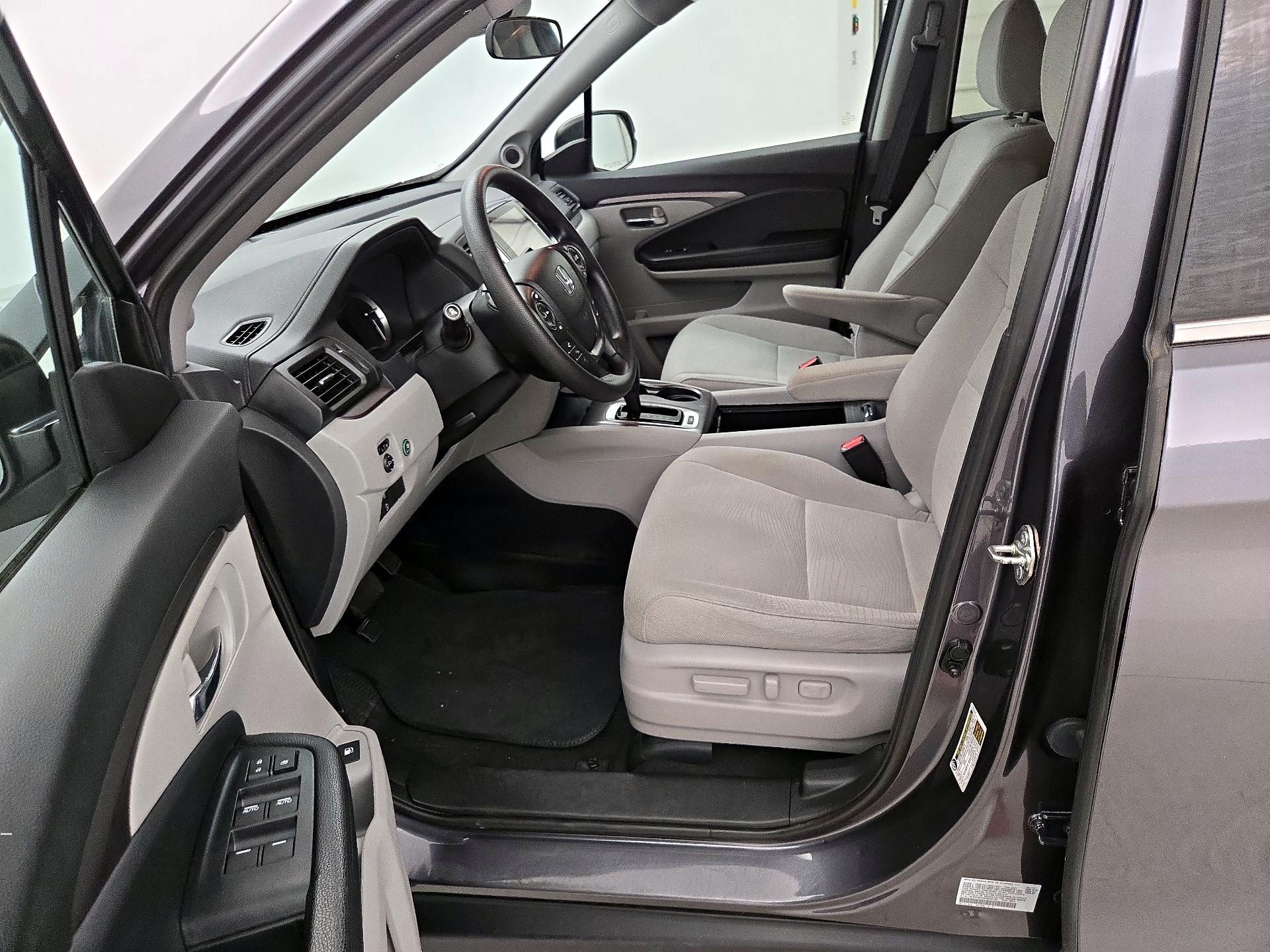 Thumbnail: 2017 Honda Pilot - 11