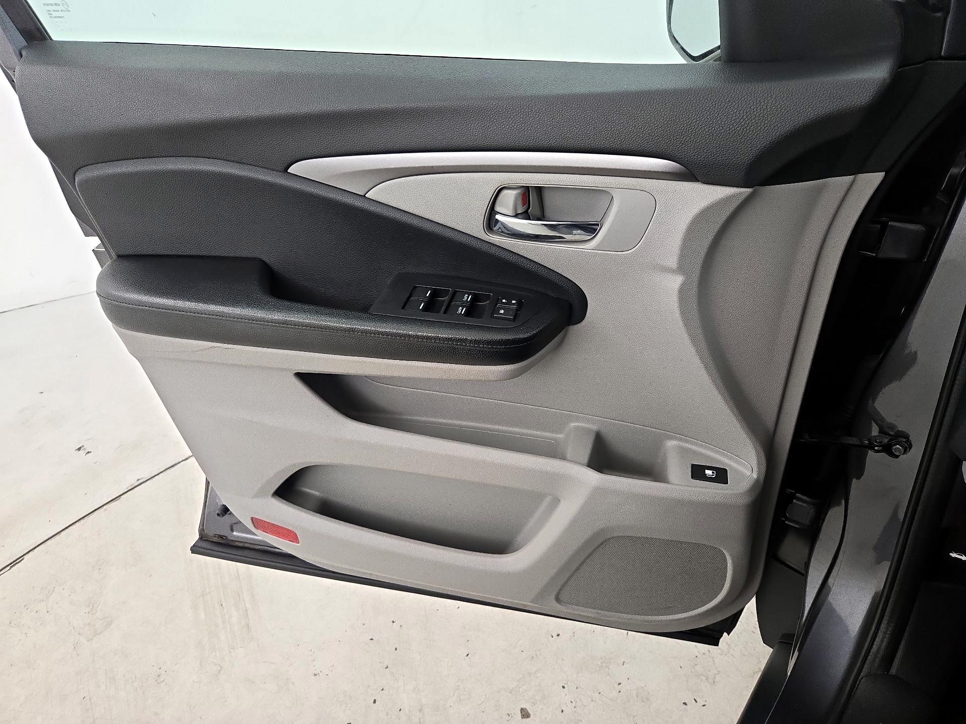 Thumbnail: 2017 Honda Pilot - 12