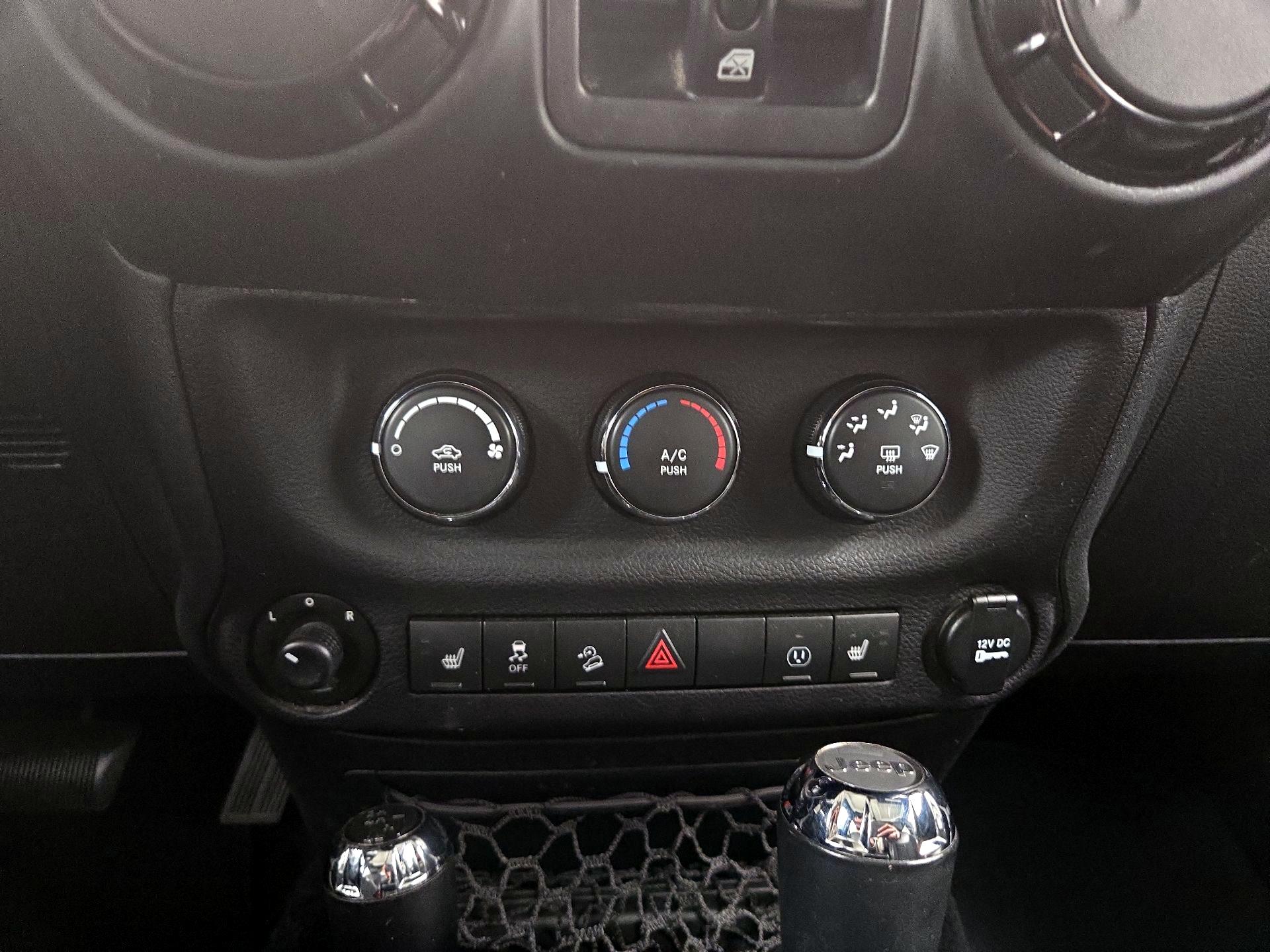 Thumbnail: 2017 Jeep Wrangler - 14