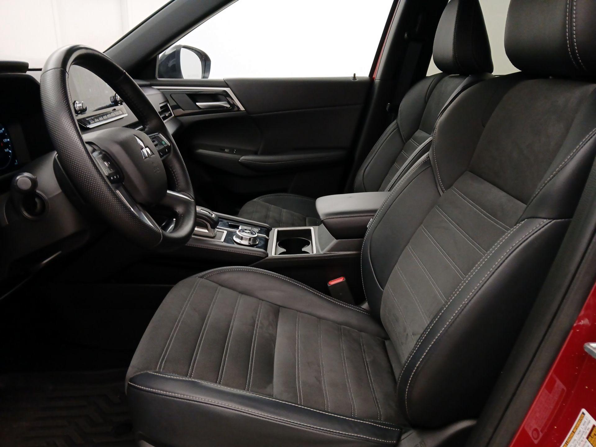 Thumbnail: 2023 Mitsubishi Outlander - 11