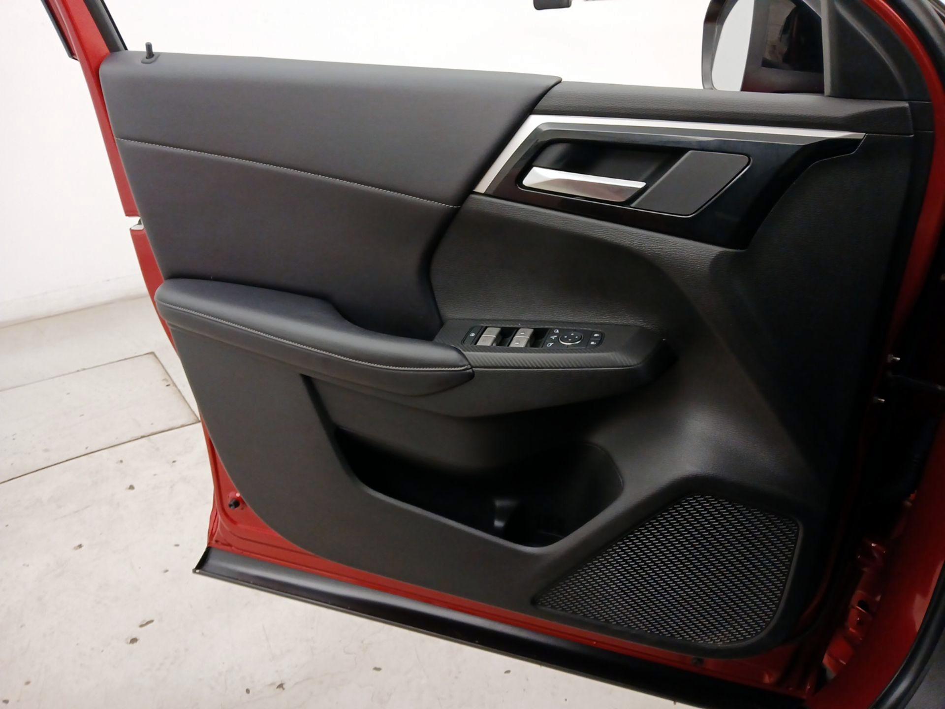 Thumbnail: 2023 Mitsubishi Outlander - 12