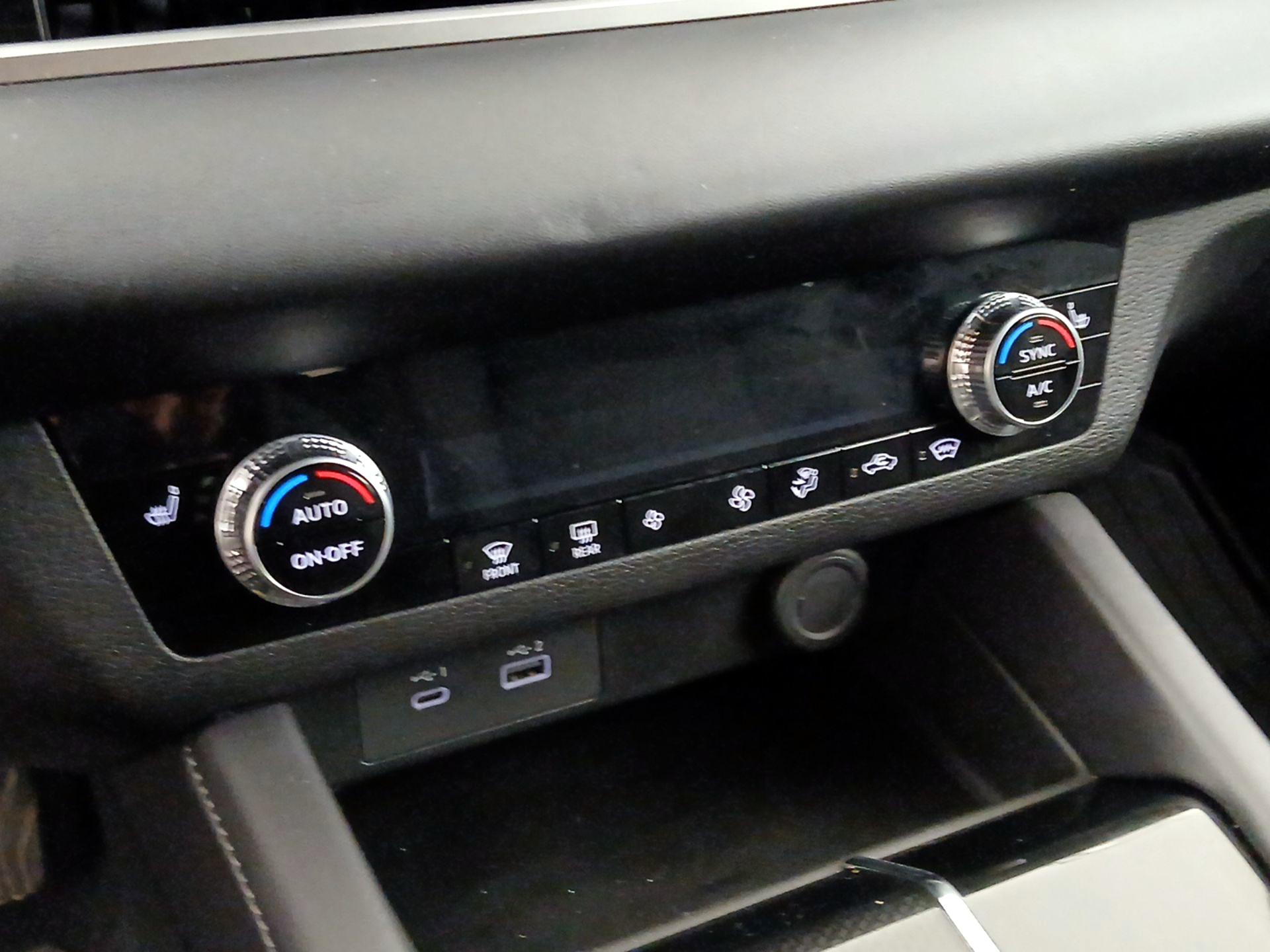 Thumbnail: 2023 Mitsubishi Outlander - 17