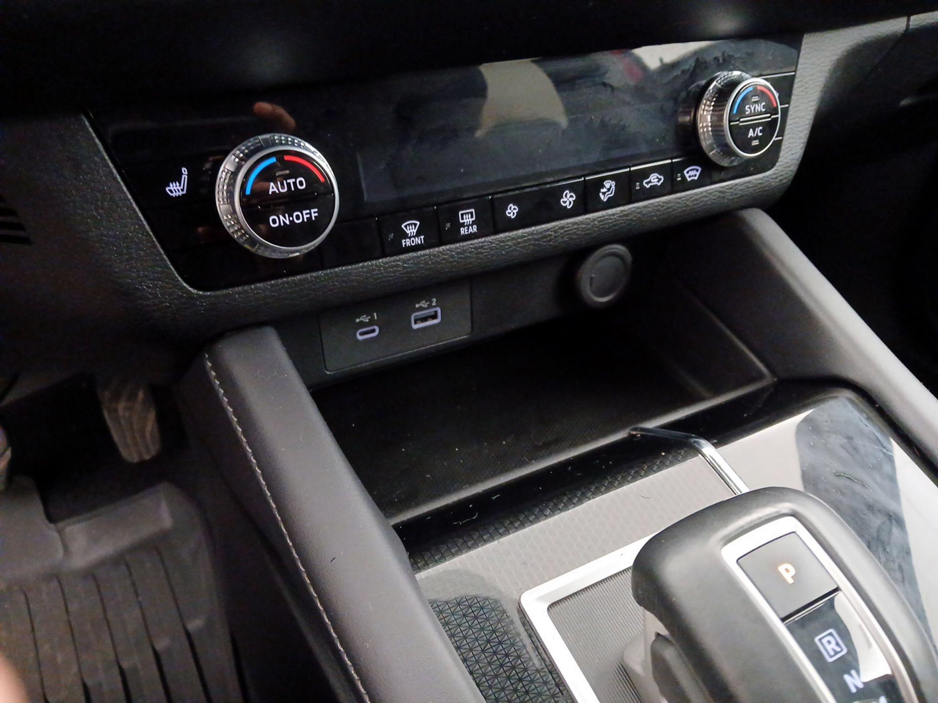 Thumbnail: 2023 Mitsubishi Outlander - 19