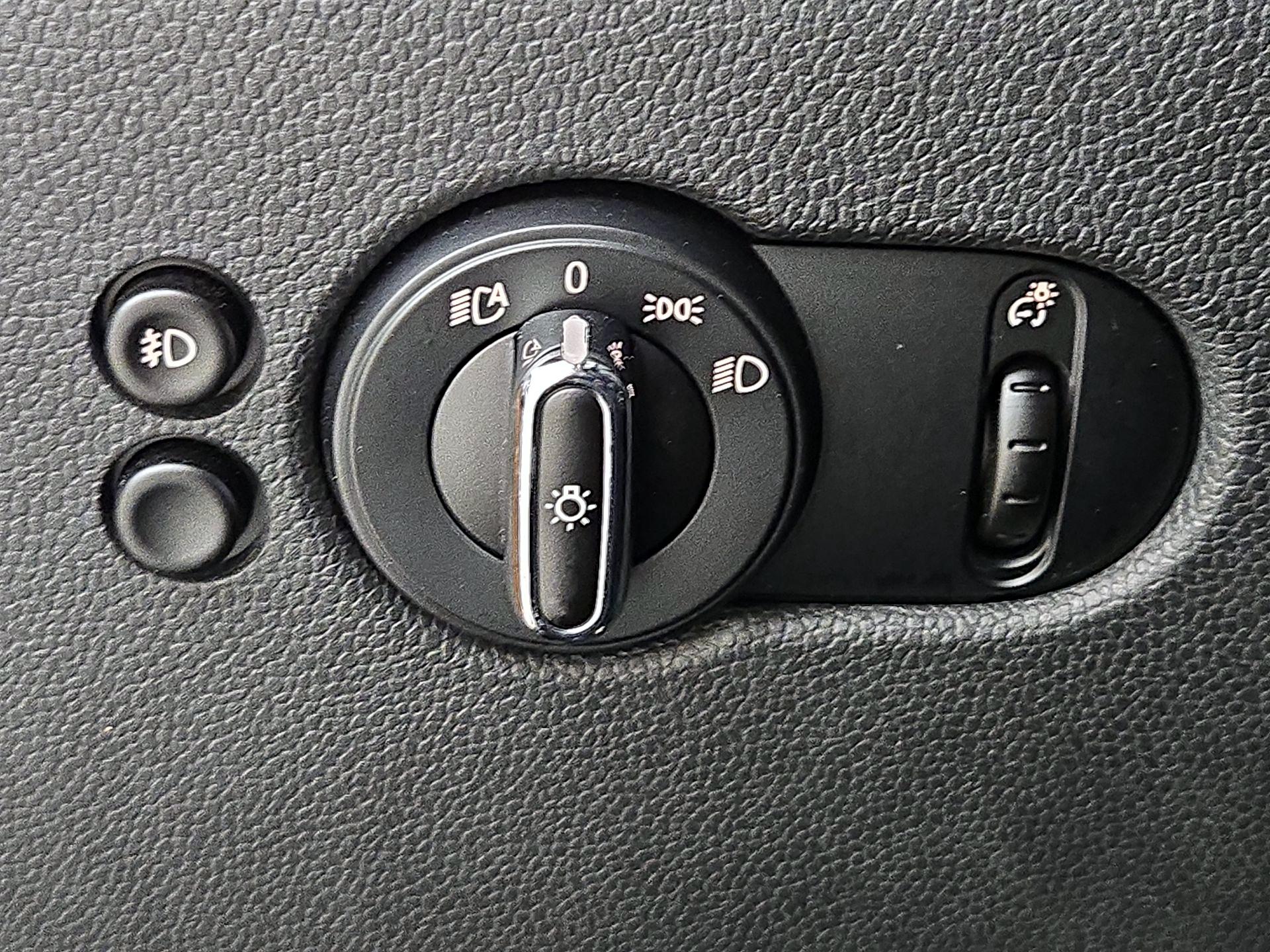 Thumbnail: 2015 MINI Cooper Hardtop - 13