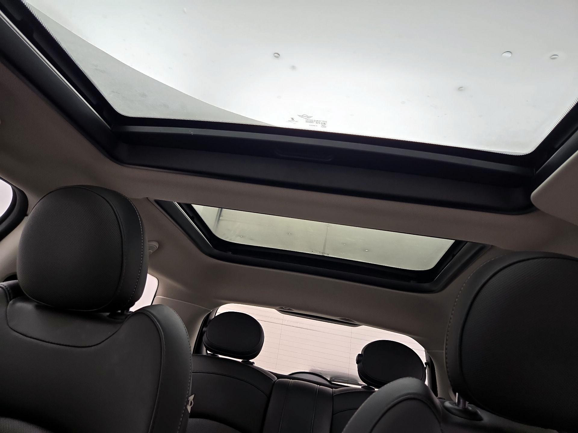 Thumbnail: 2015 MINI Cooper Hardtop - 18