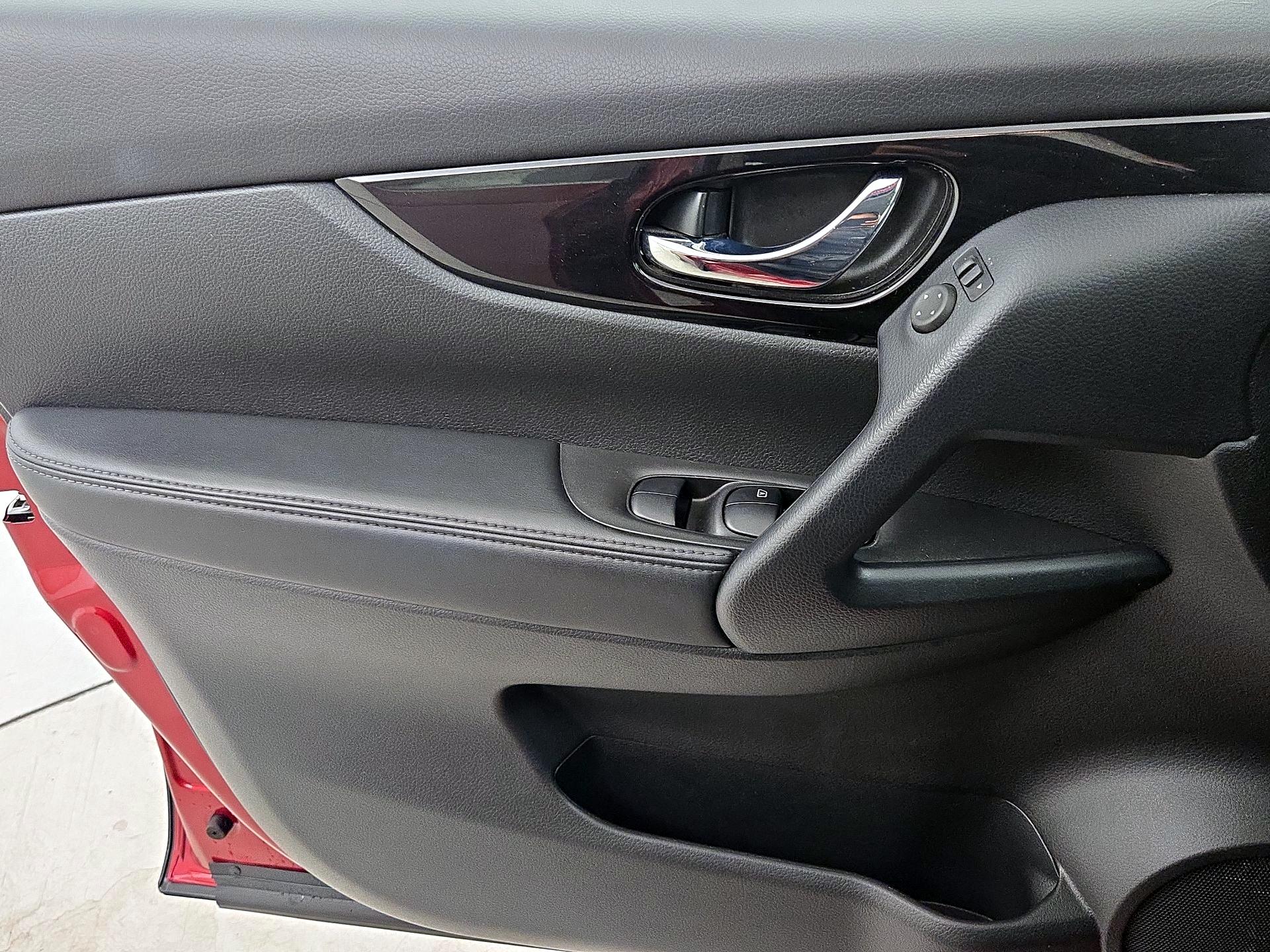 Thumbnail: 2021 Nissan Rogue Sport - 12