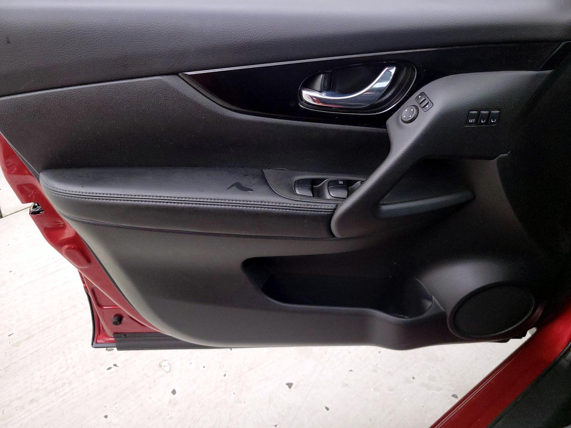 Thumbnail: 2021 Nissan Rogue Sport - 12