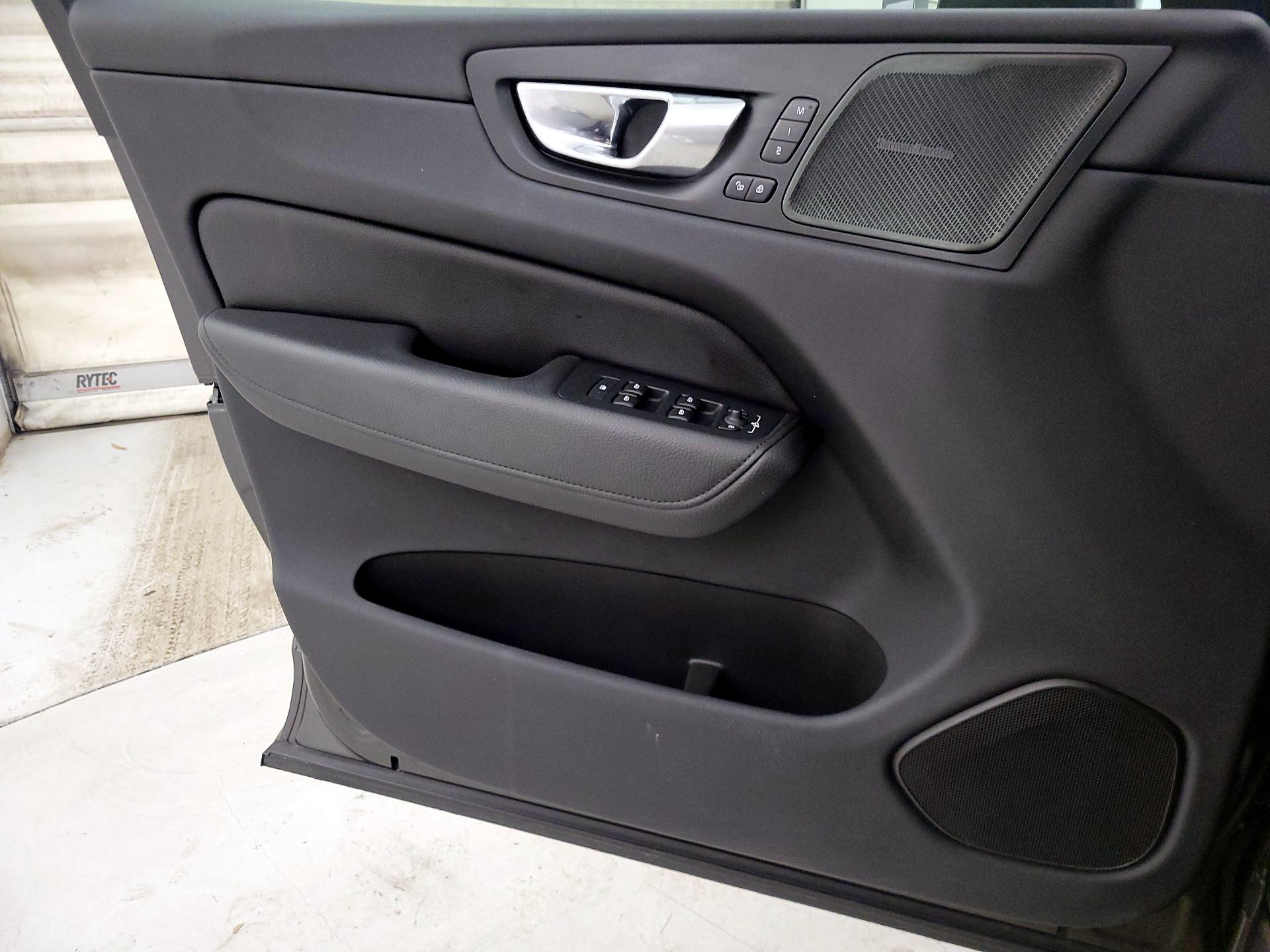 Thumbnail: 2022 Volvo XC60 - 12