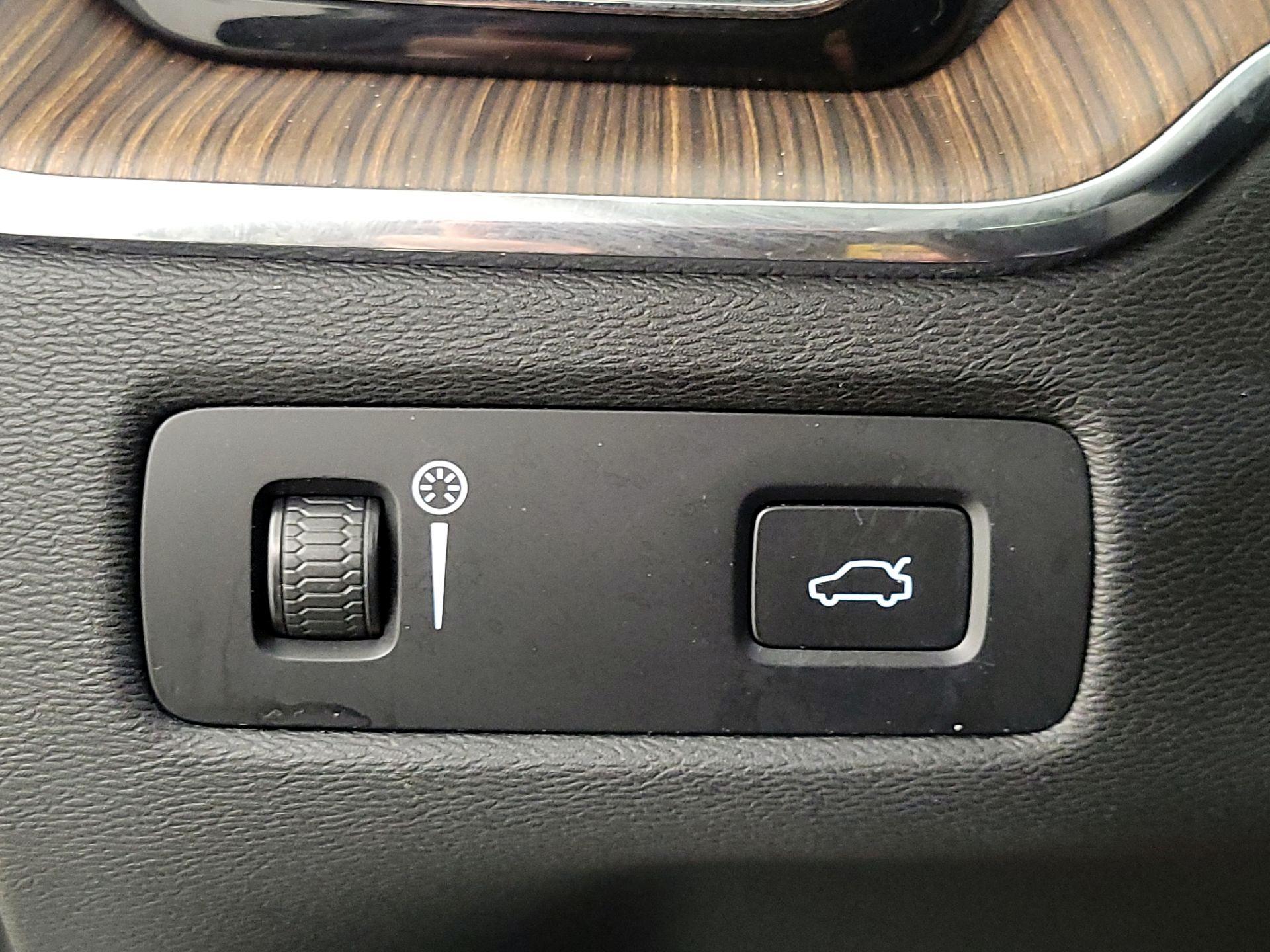 Thumbnail: 2022 Volvo XC60 - 13