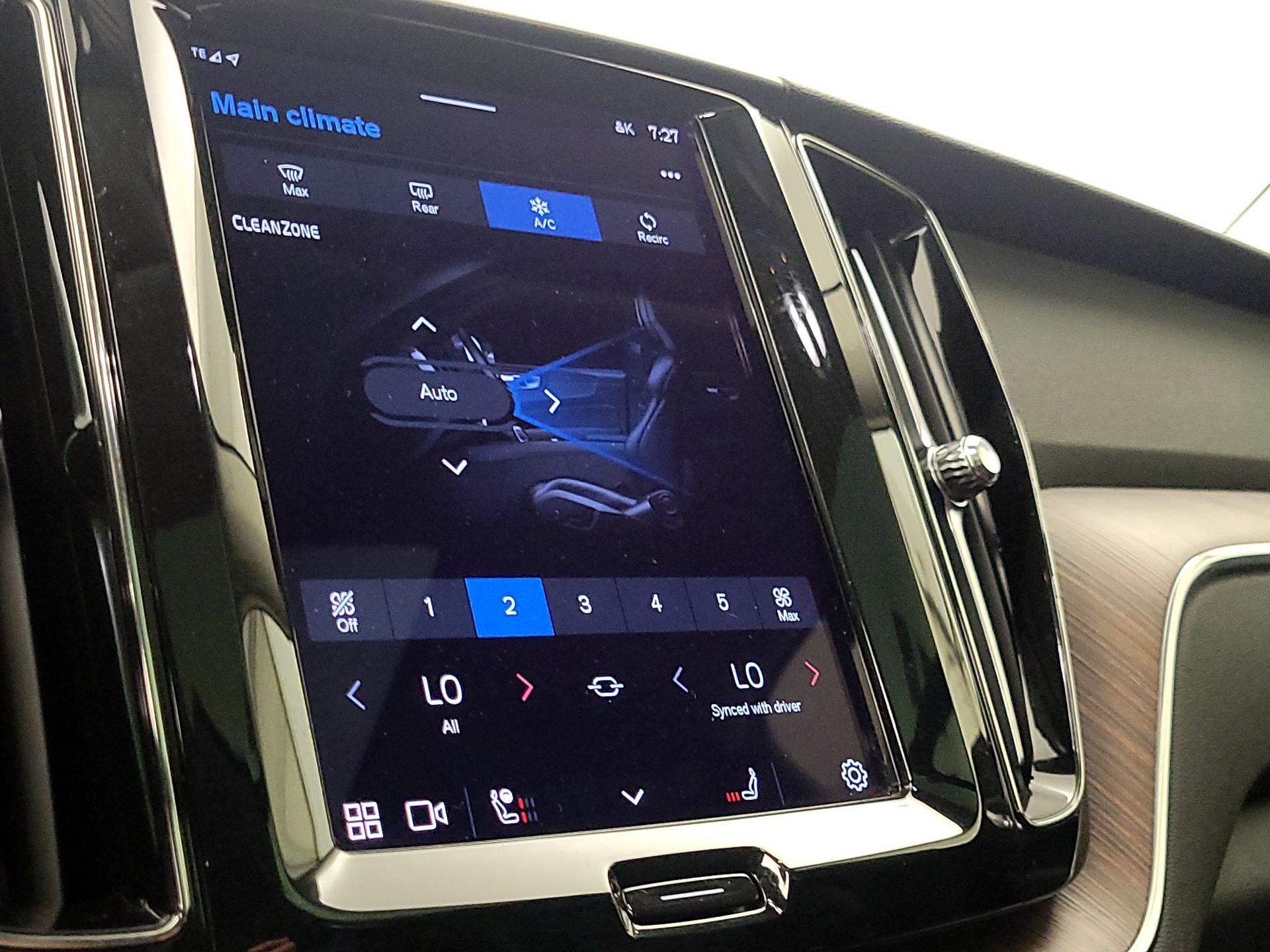 Thumbnail: 2022 Volvo XC60 - 16