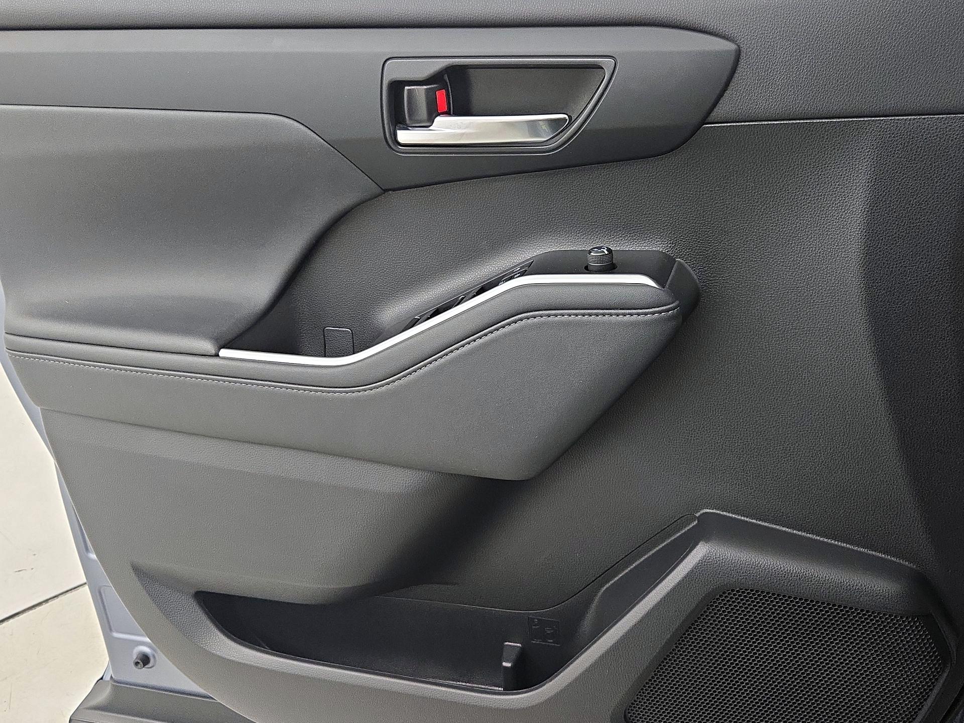 Thumbnail: 2021 Toyota Highlander - 12