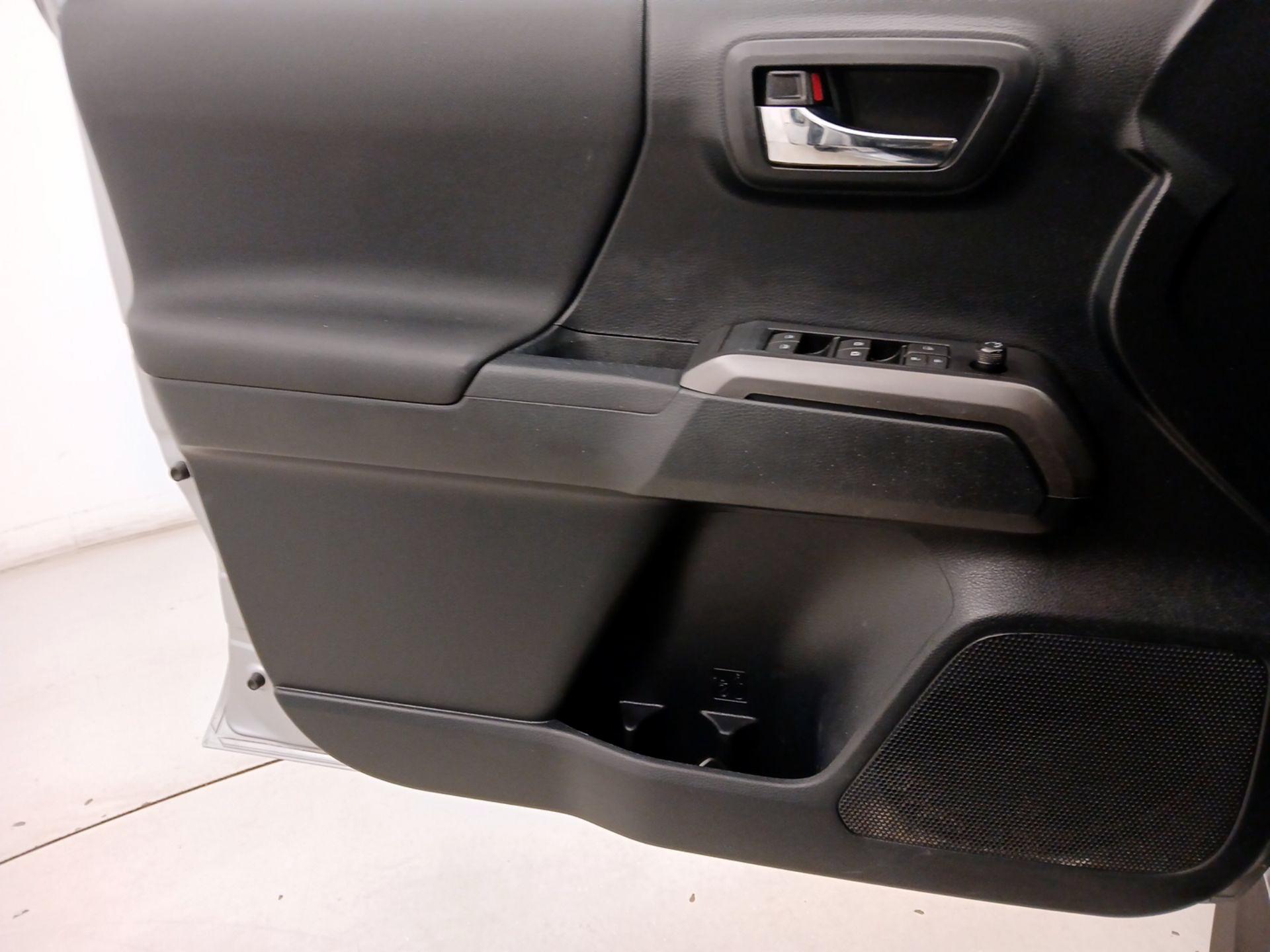 Thumbnail: 2019 Toyota Tacoma - 12