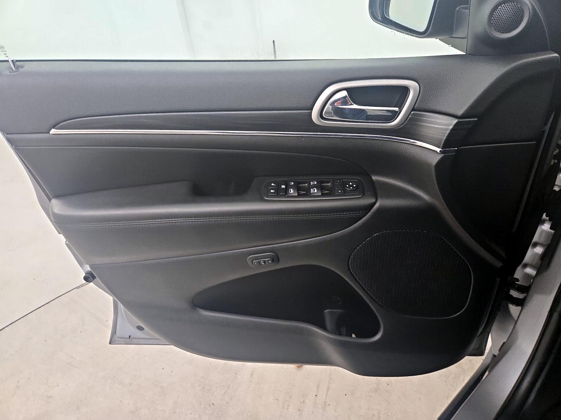 Thumbnail: 2020 Jeep Grand Cherokee - 12