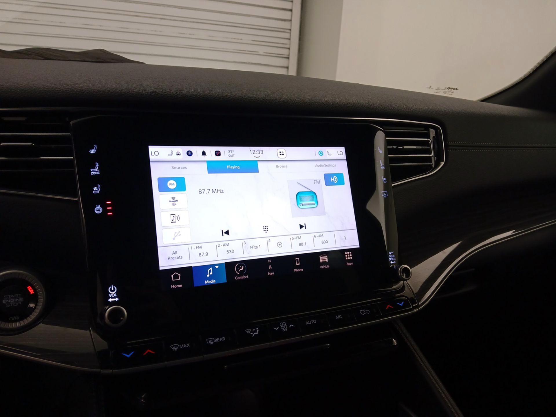 Thumbnail: 2022 Jeep Wagoneer - 16