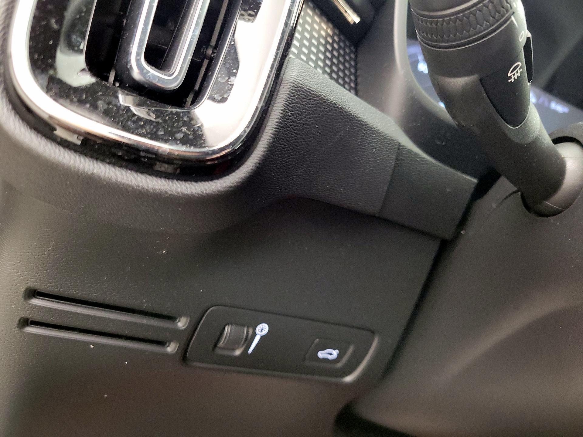 Thumbnail: 2021 Volvo XC40 - 13