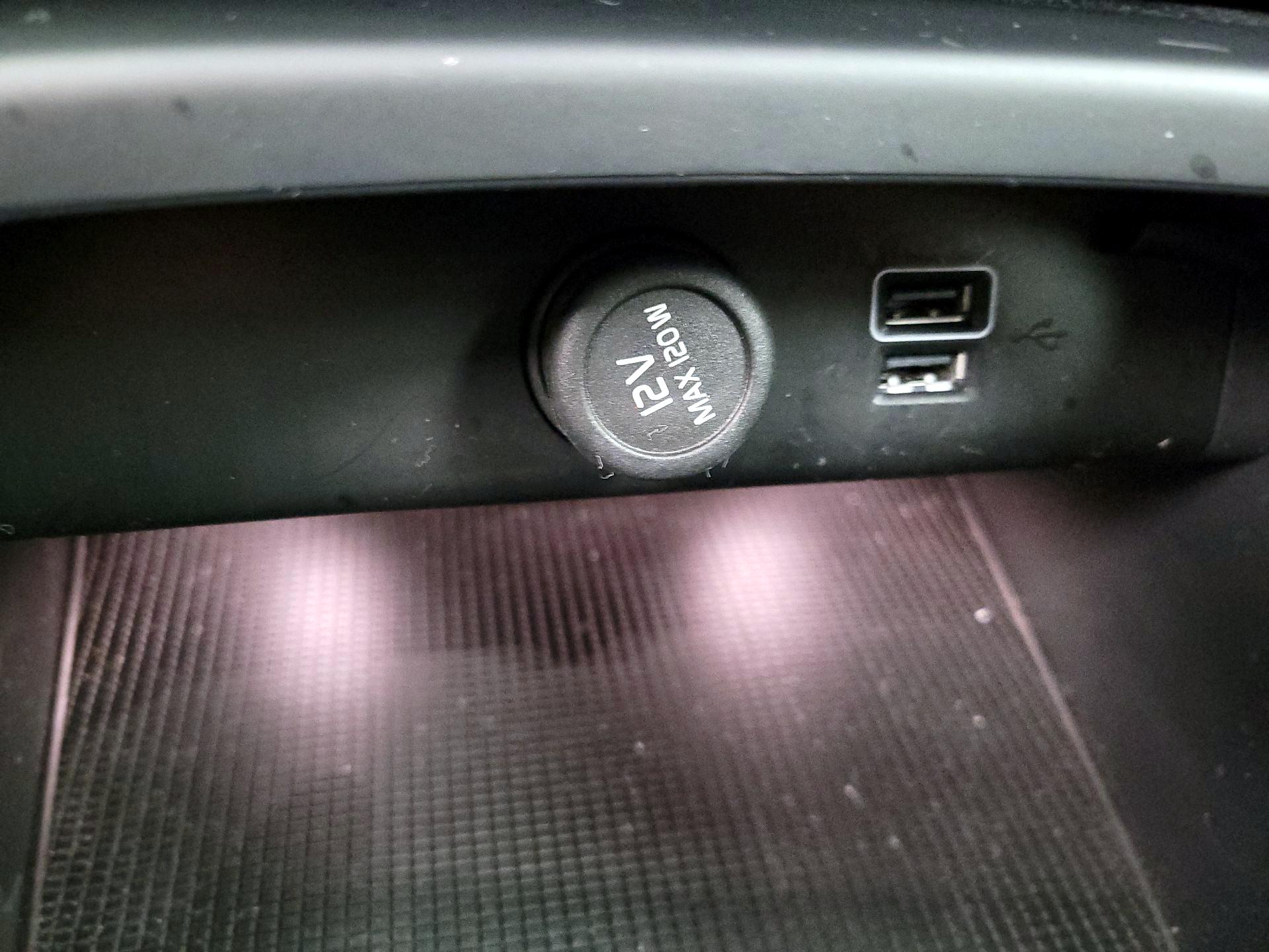 Thumbnail: 2021 Volvo XC40 - 18