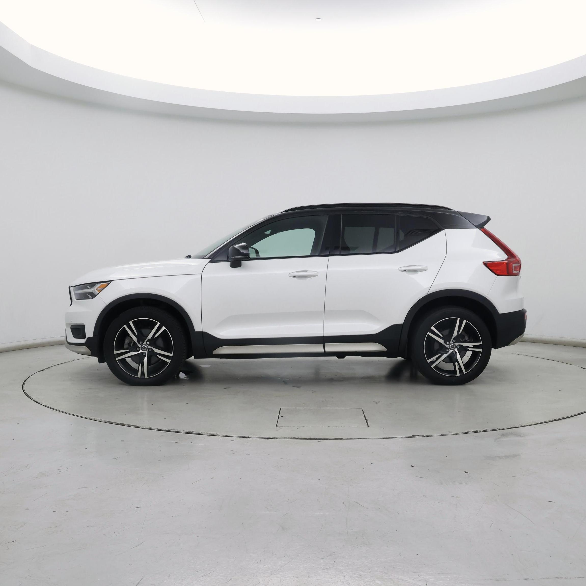 Thumbnail: 2021 Volvo XC40 - 3